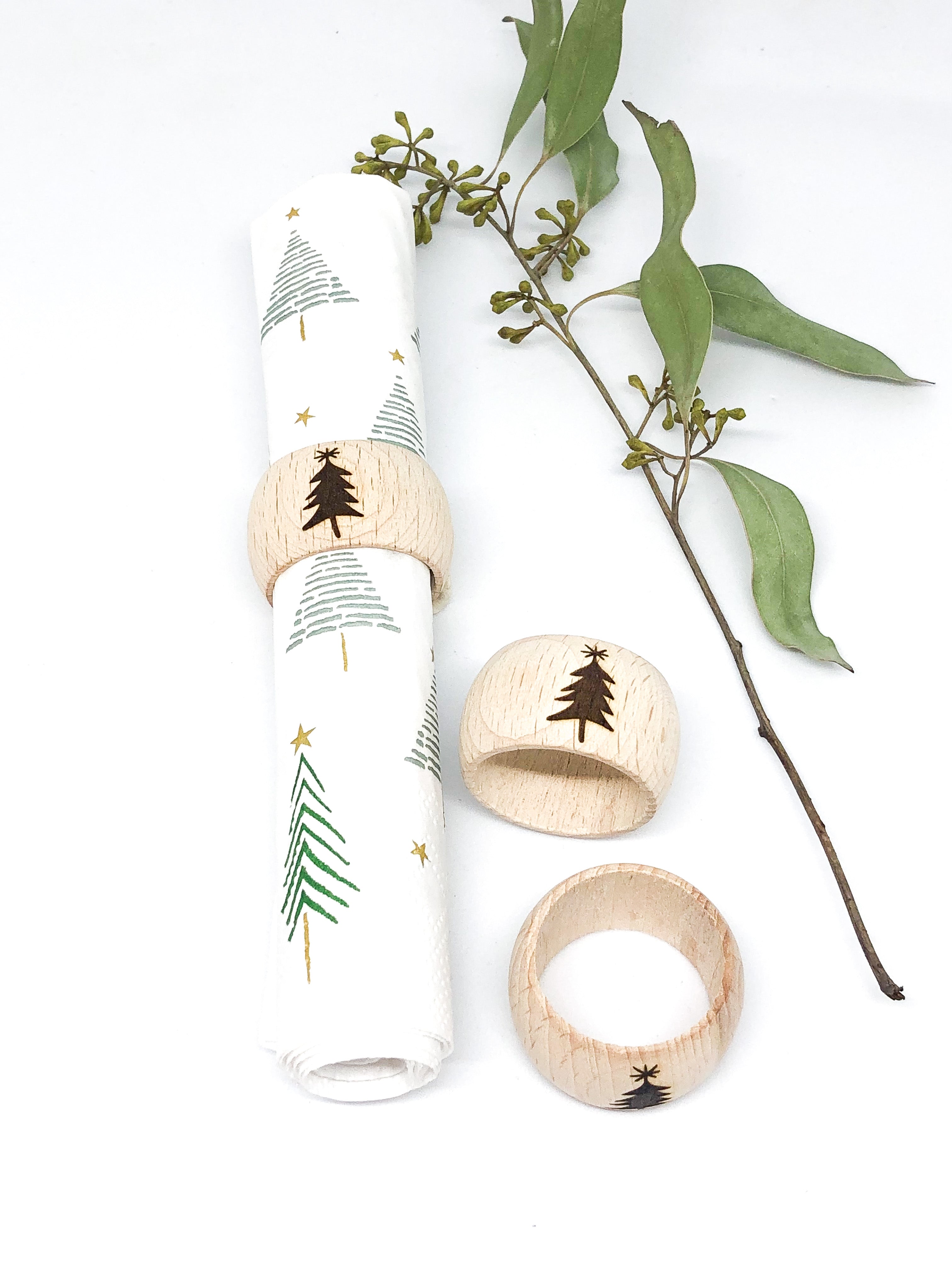 Serviettenringe aus Holz mit graviertem Tannenbaum