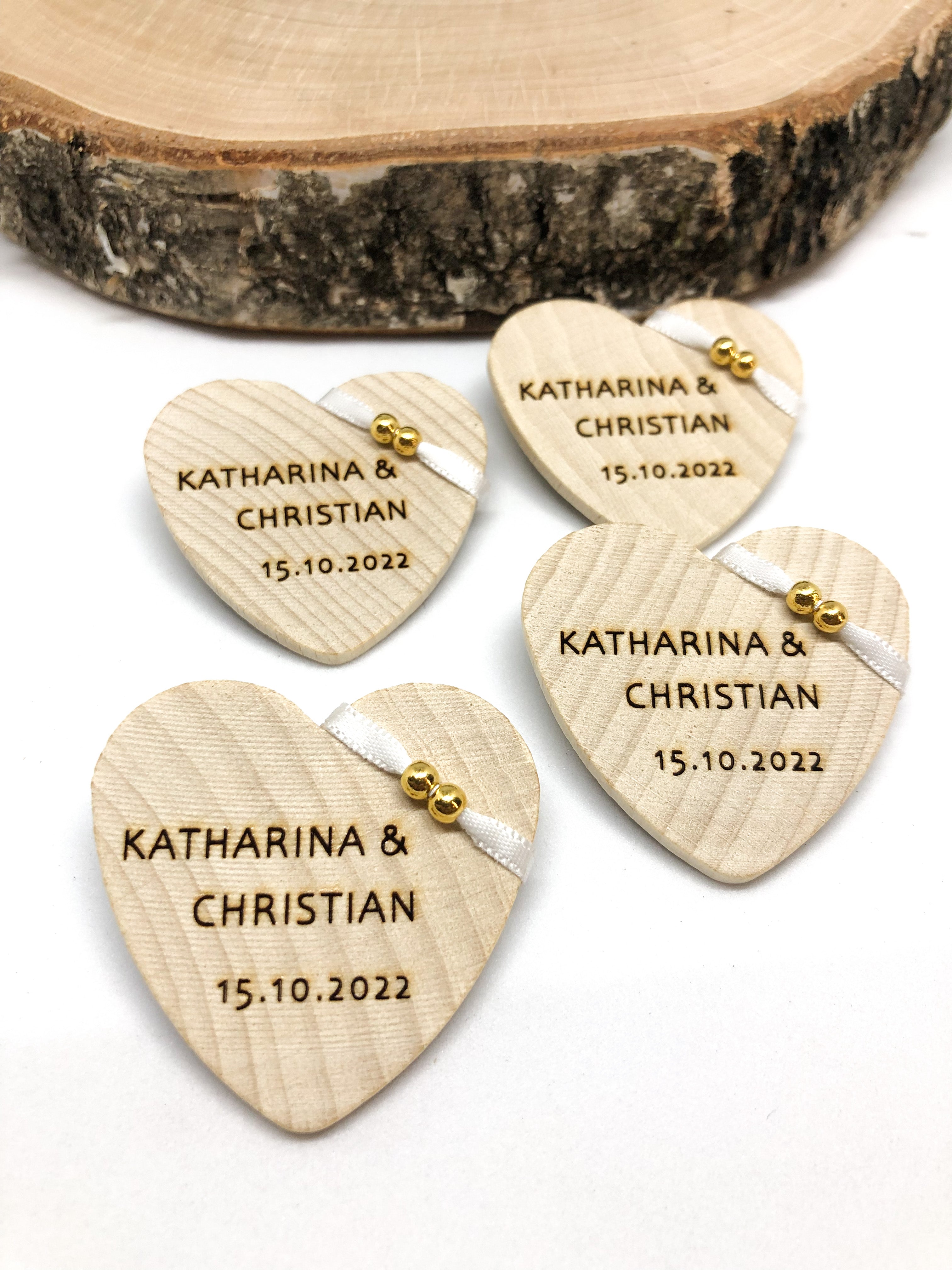 Anstecker Hochzeit für Gäste - Herz aus Holz personalisiert mit Band und Perlen für Gäste
