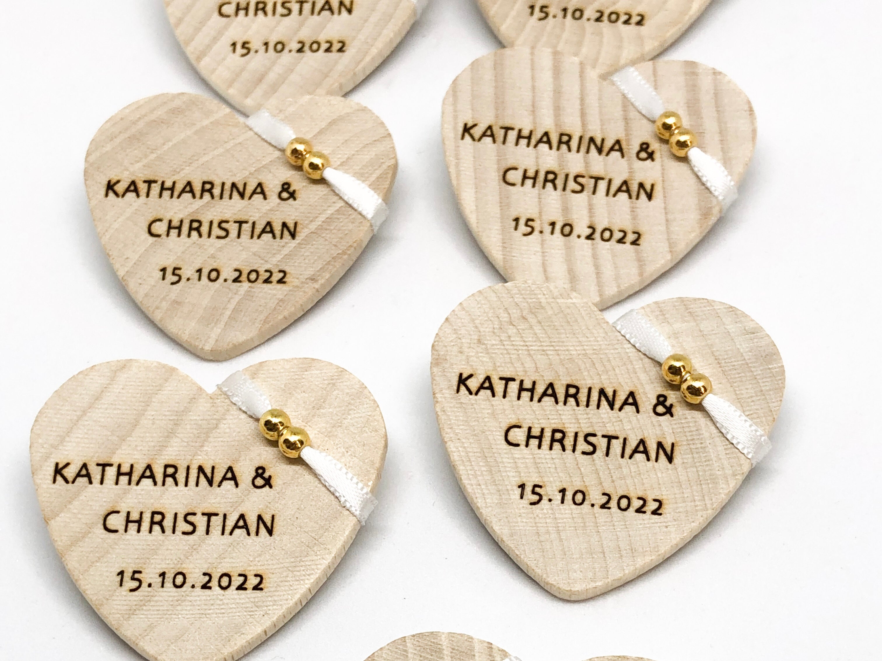 Anstecker Hochzeit für Gäste - Herz aus Holz personalisiert mit Band und Perlen für Gäste