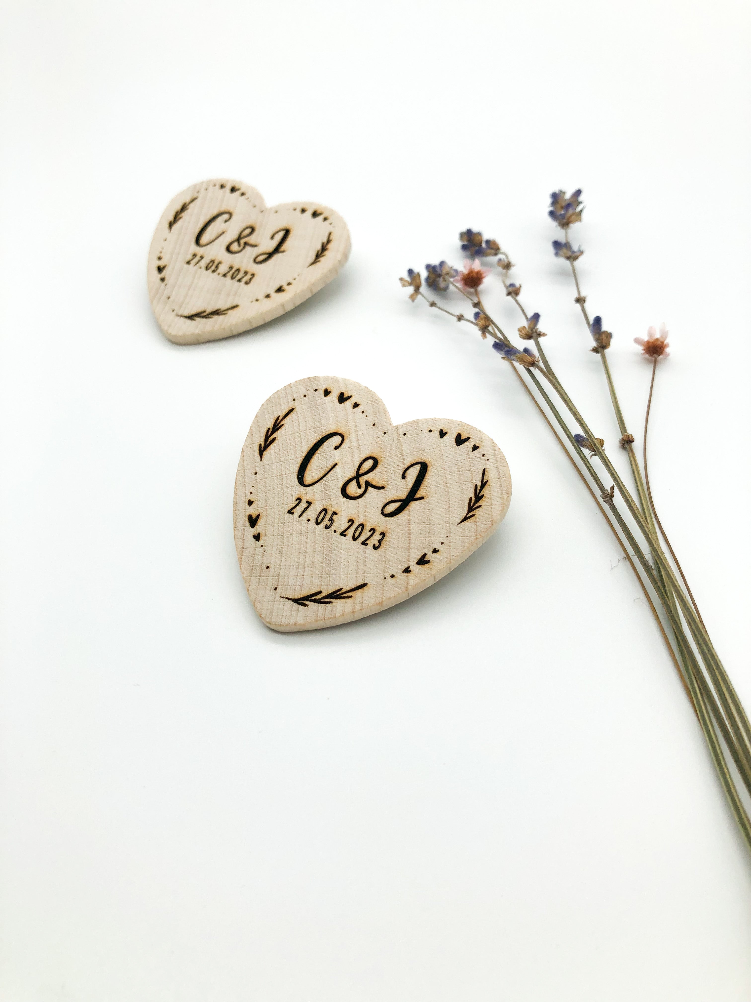 Anstecker Hochzeit für Gäste - Herz aus Holz personalisiert mit Blumenmuster für Gäste