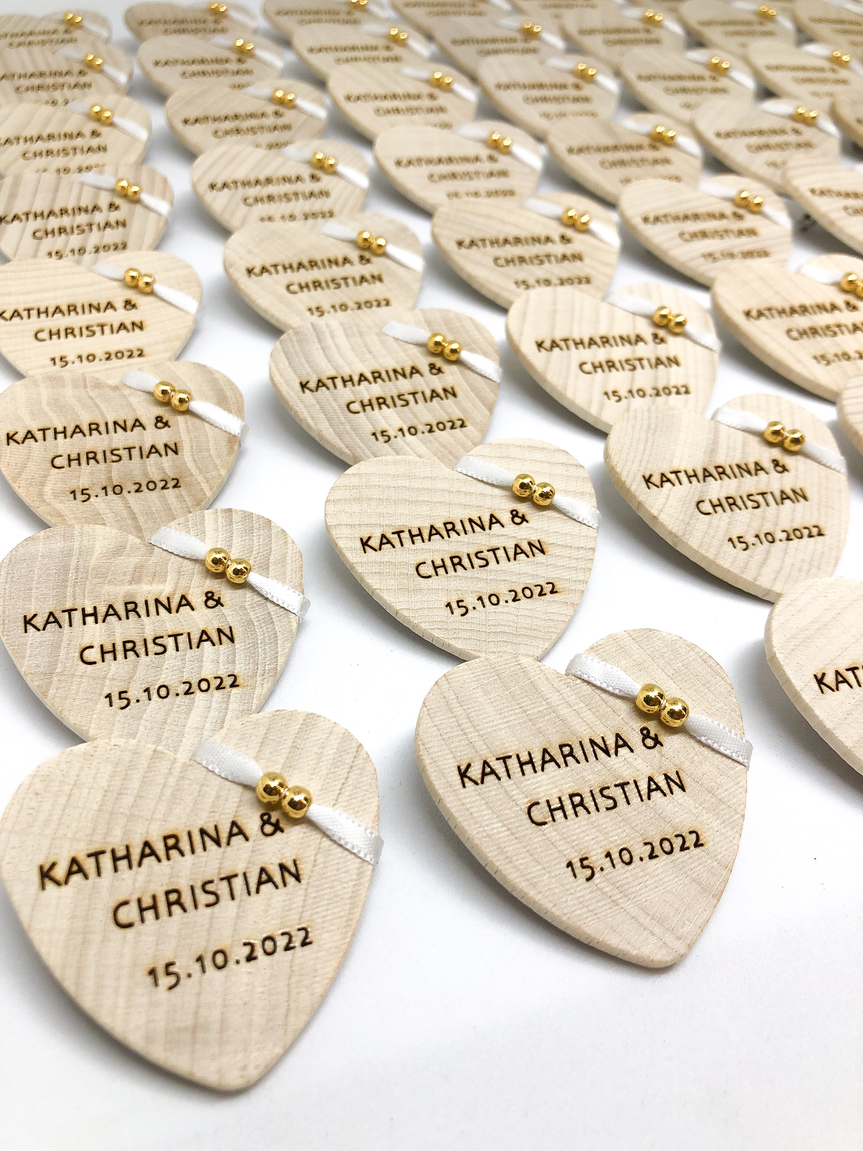 Anstecker Hochzeit für Gäste - Herz aus Holz personalisiert mit Band und Perlen für Gäste