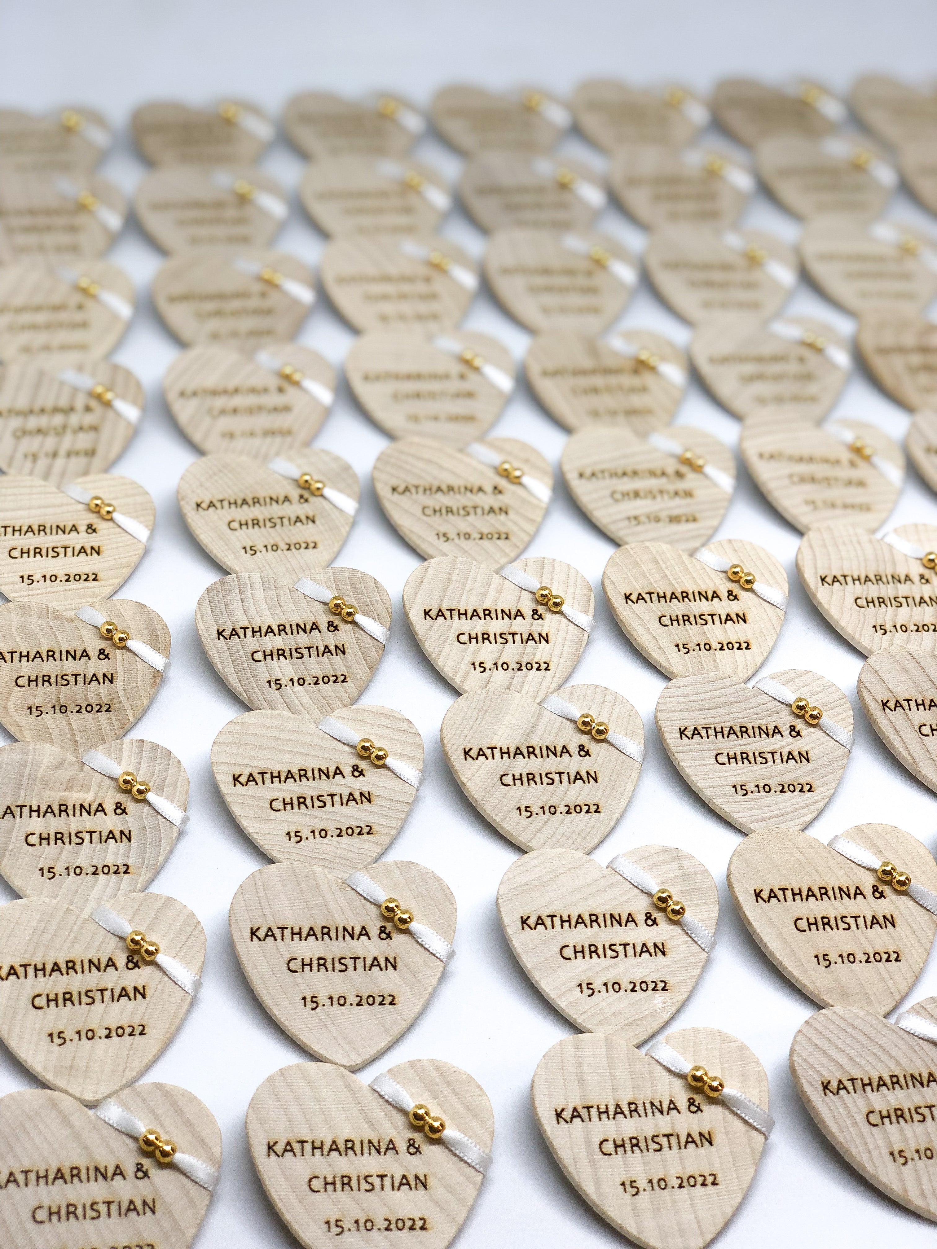 Anstecker Hochzeit für Gäste - Herz aus Holz personalisiert mit Band und Perlen für Gäste