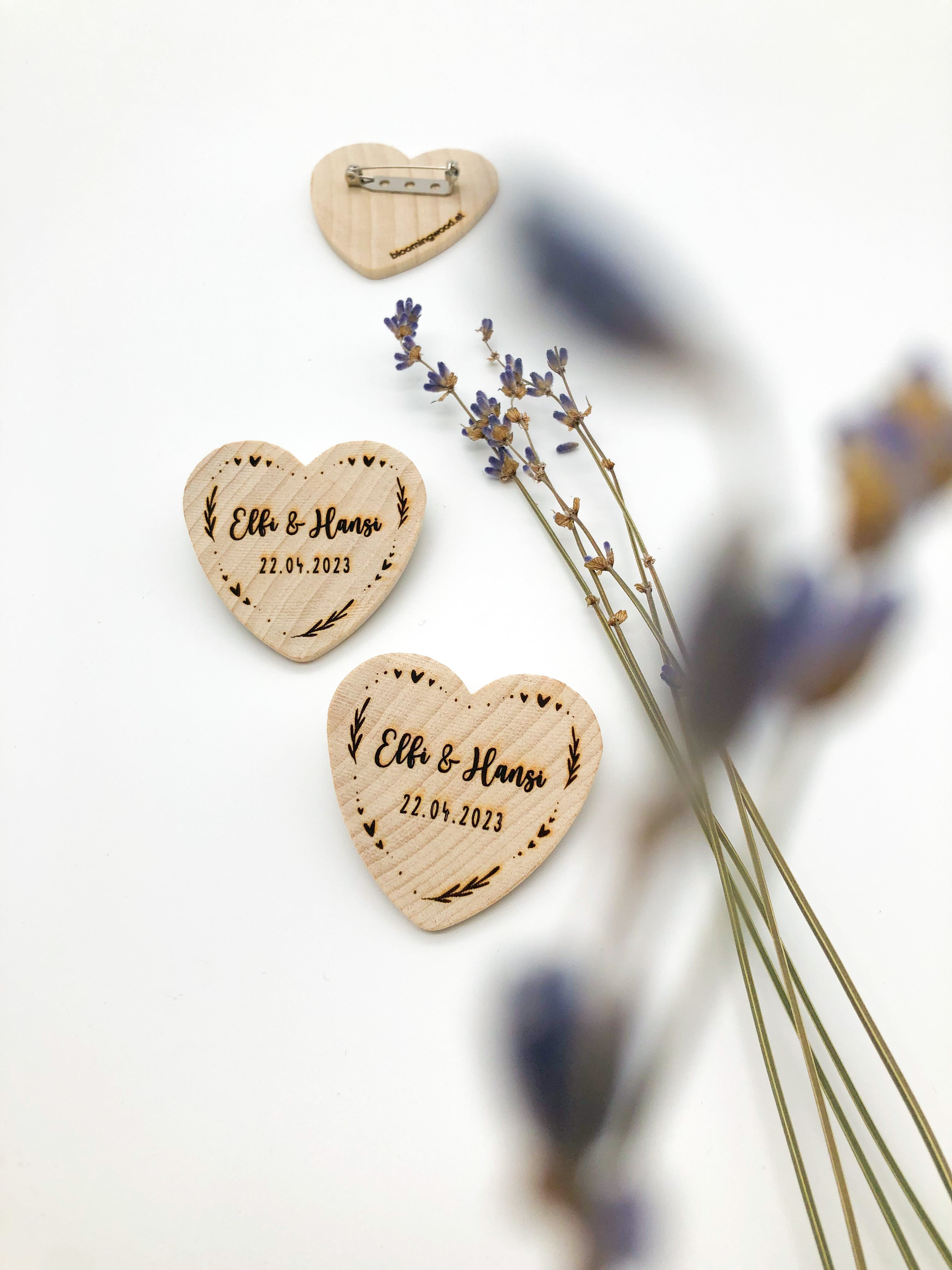 Anstecker Hochzeit für Gäste - Herz aus Holz personalisiert mit Blumenmuster für Gäste