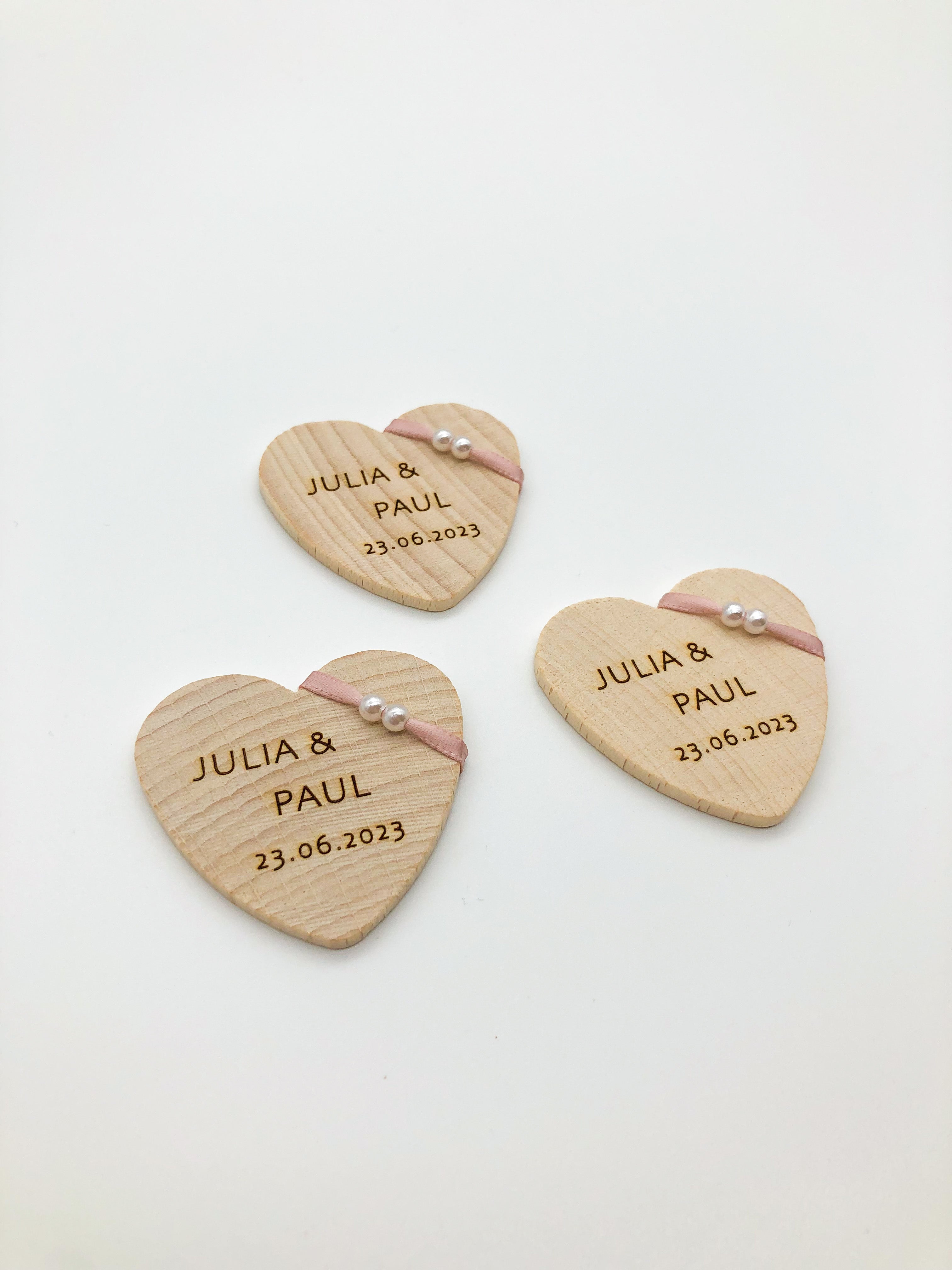 Wedding pin heart made of wood personalized with ribbon and pearls (Font Basic)