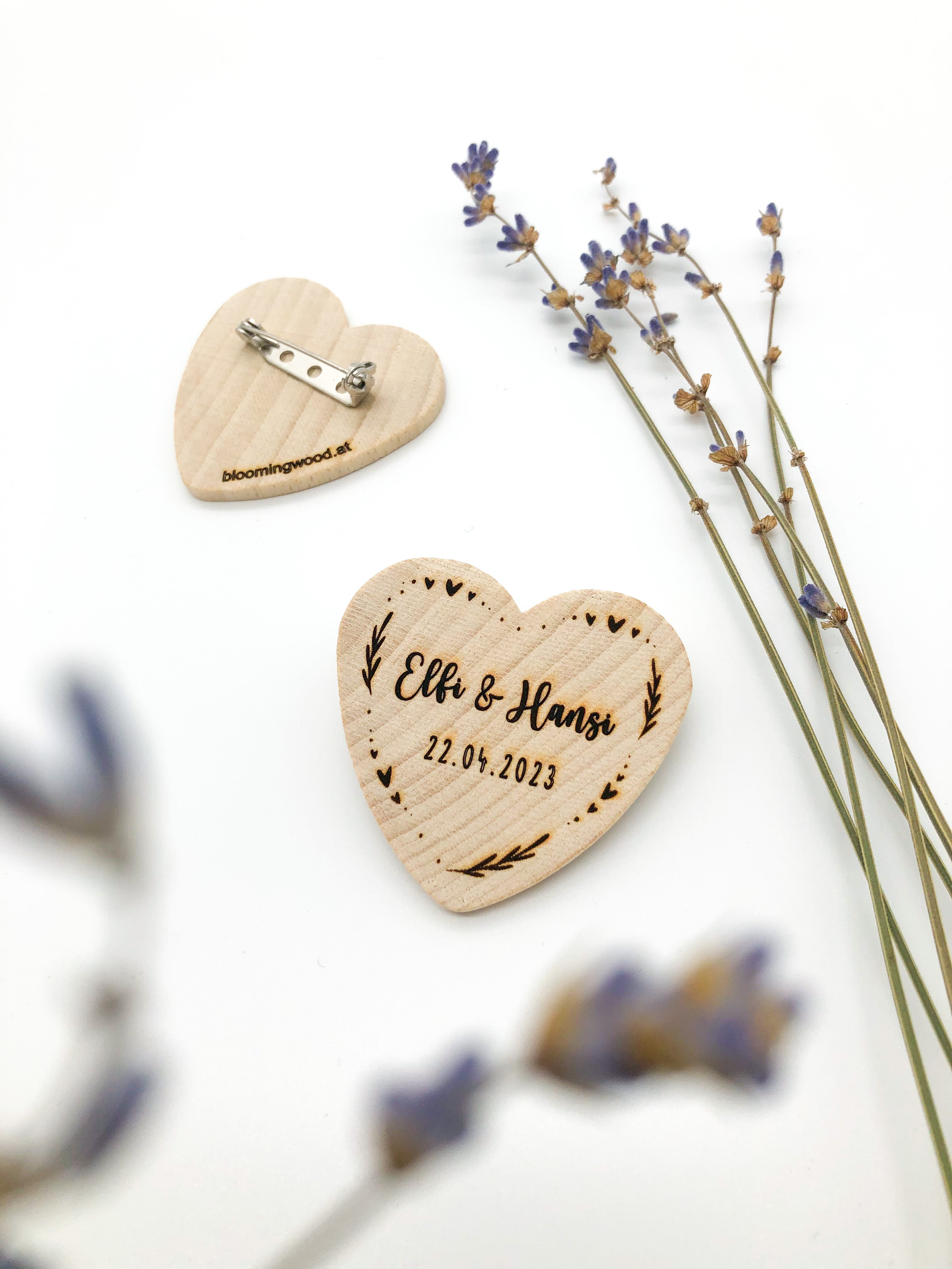 Anstecker Hochzeit für Gäste - Herz aus Holz personalisiert mit Blumenmuster für Gäste