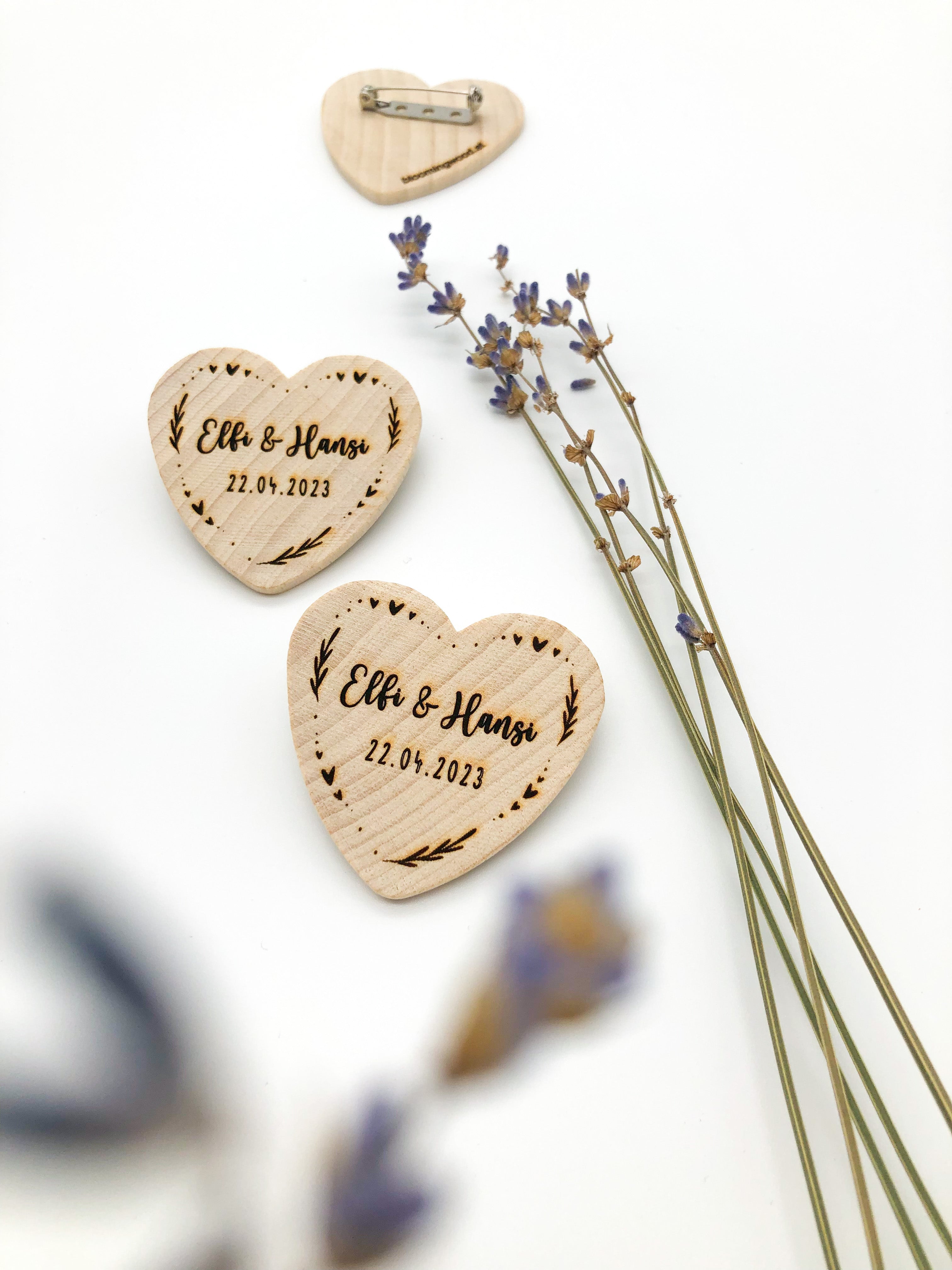 Anstecker Hochzeit für Gäste - Herz aus Holz personalisiert mit Blumenmuster für Gäste