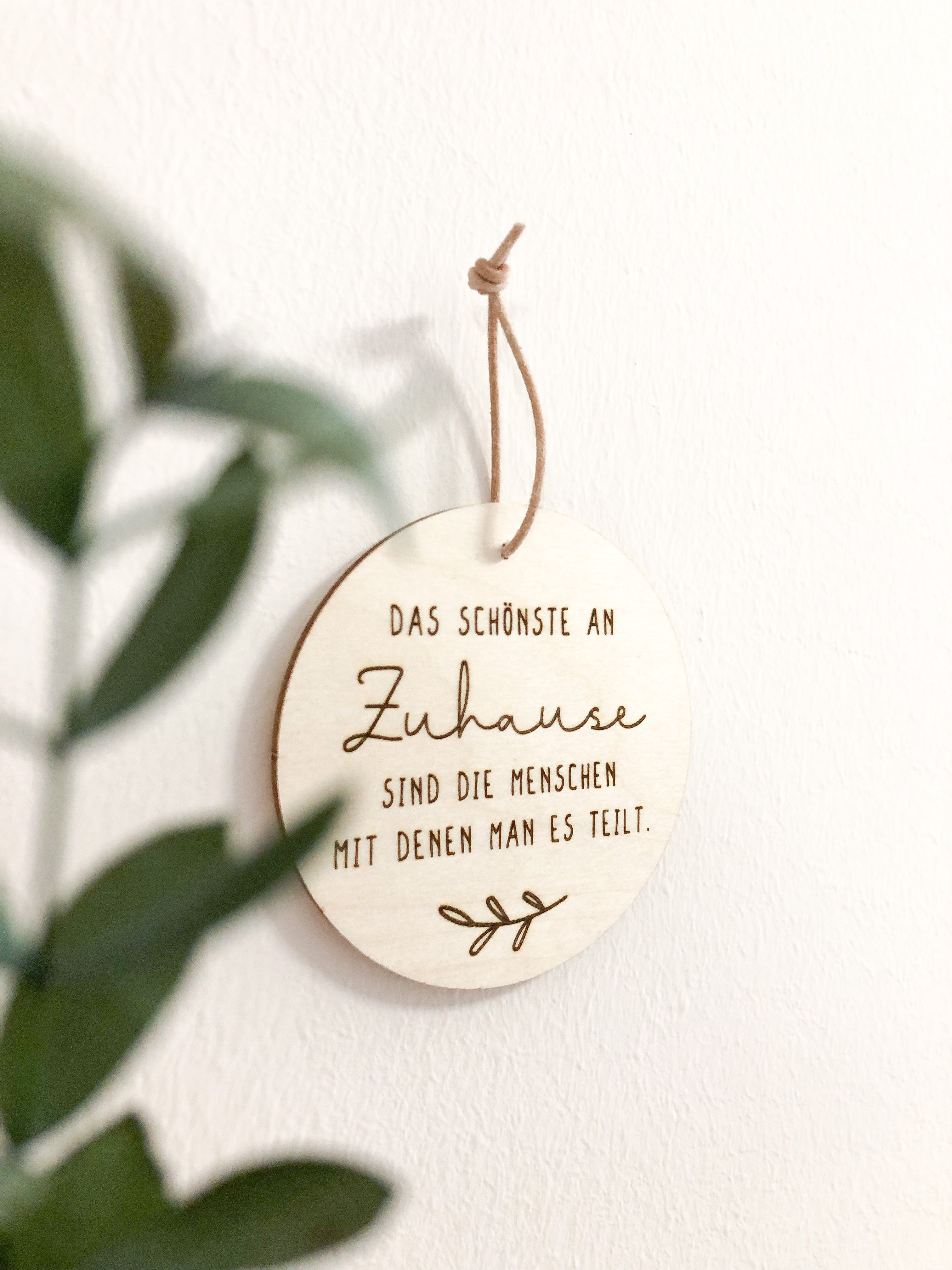 Holzschild Geschenk Das Schönste an Zuhause sind die Menschen mit denen man es teilt 10cm