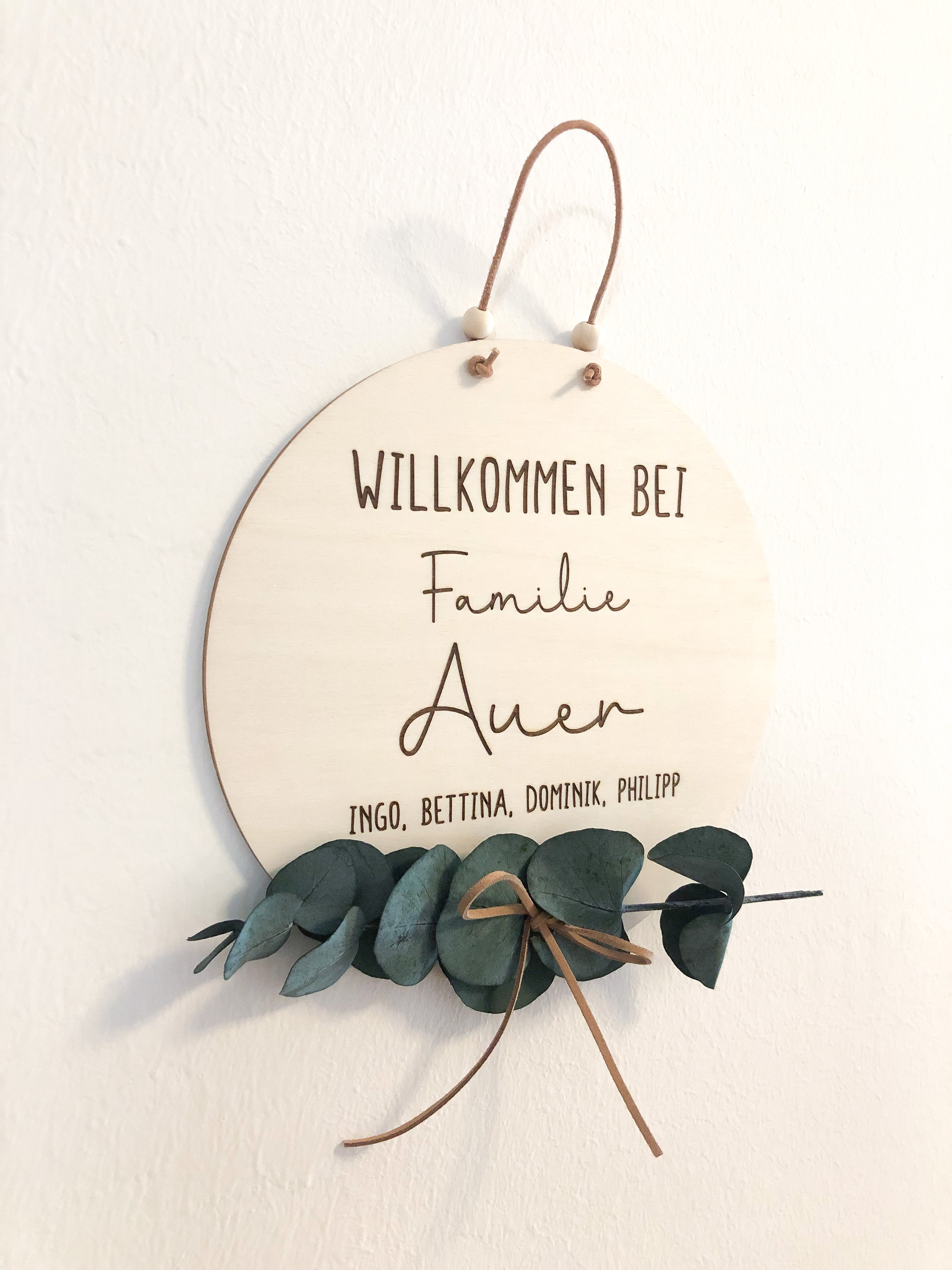 Willkommensschild Familie mit getrocknetem Eukalyptus personalisiert