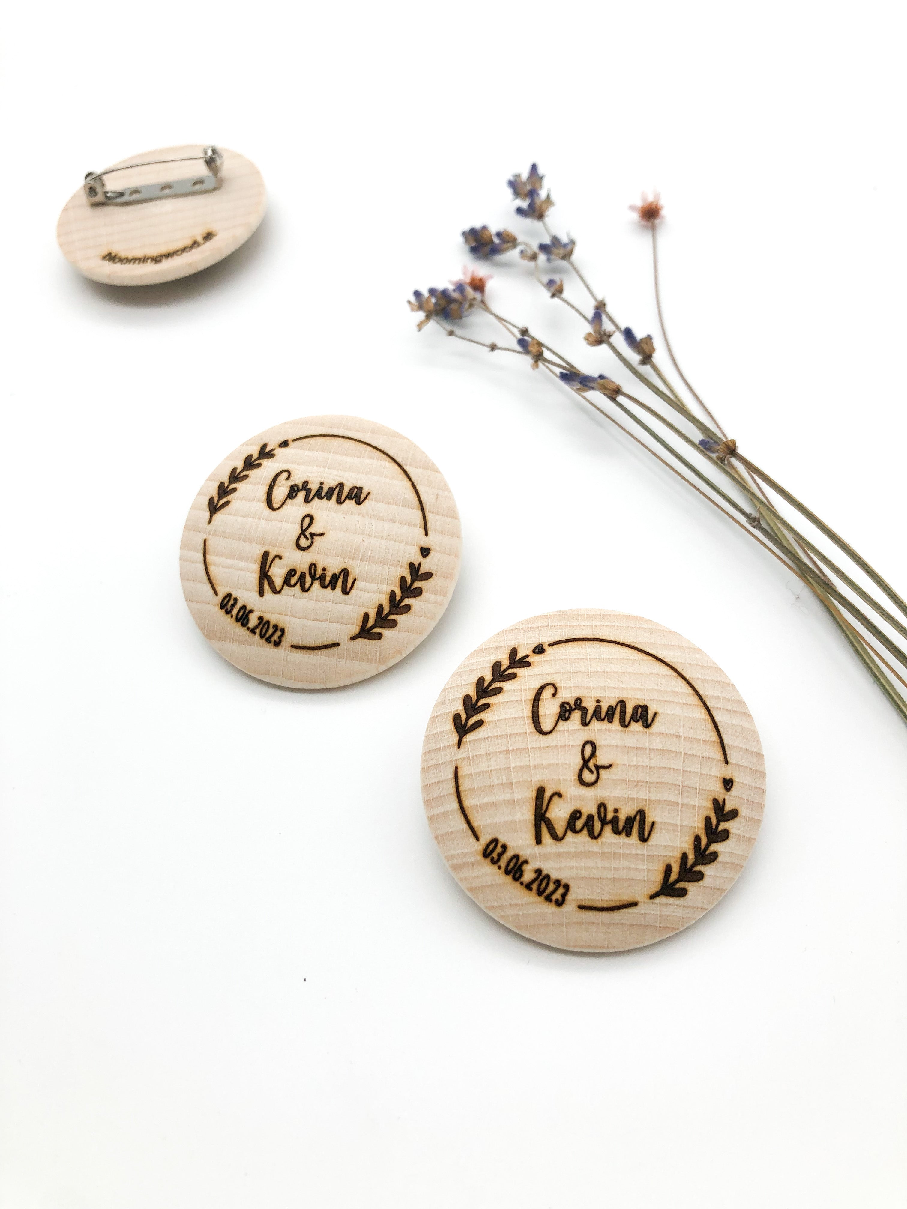 Anstecker Hochzeit für Gäste aus Holz mit personalisierter Gravur für Gäste