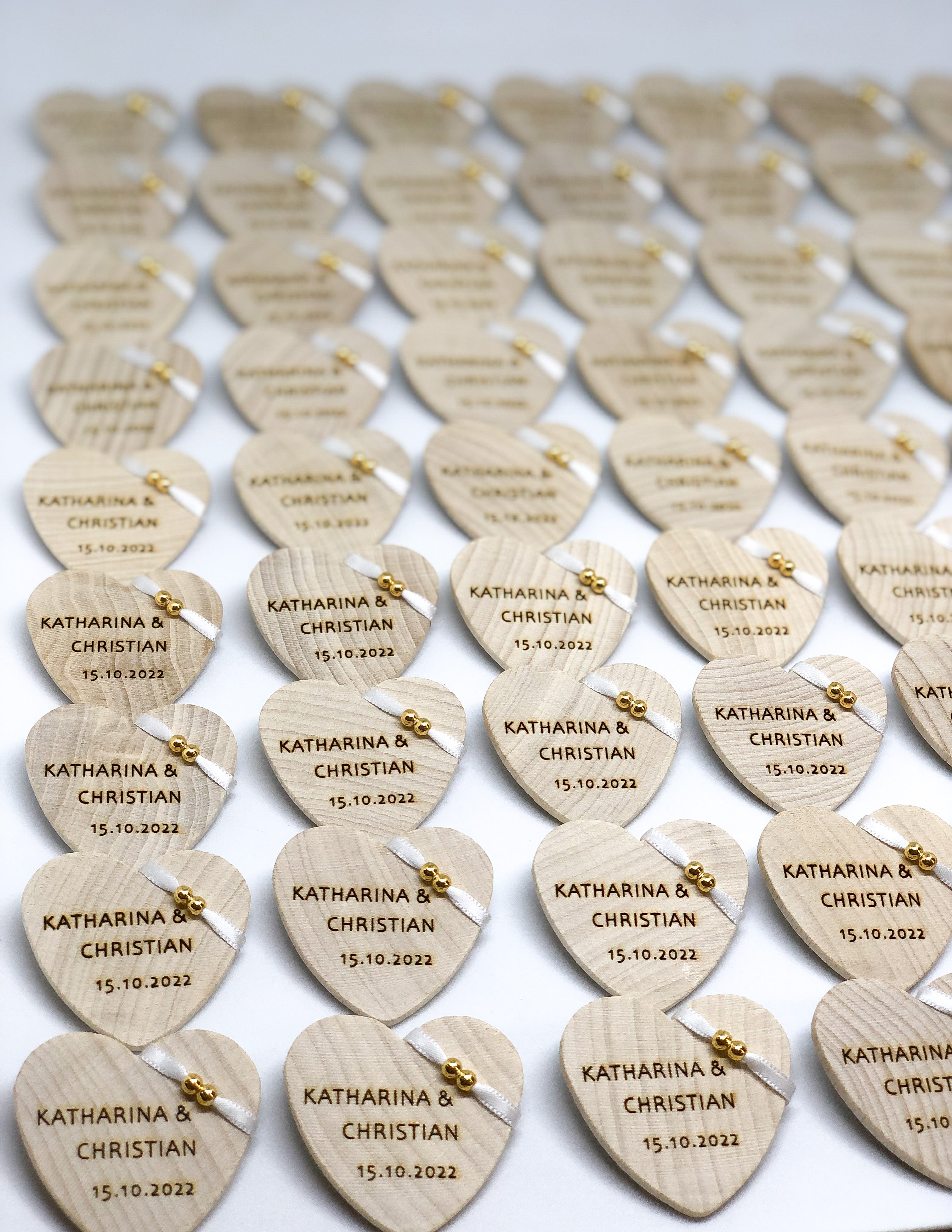 Anstecker Hochzeit für Gäste - Herz aus Holz personalisiert mit Band und Perlen für Gäste