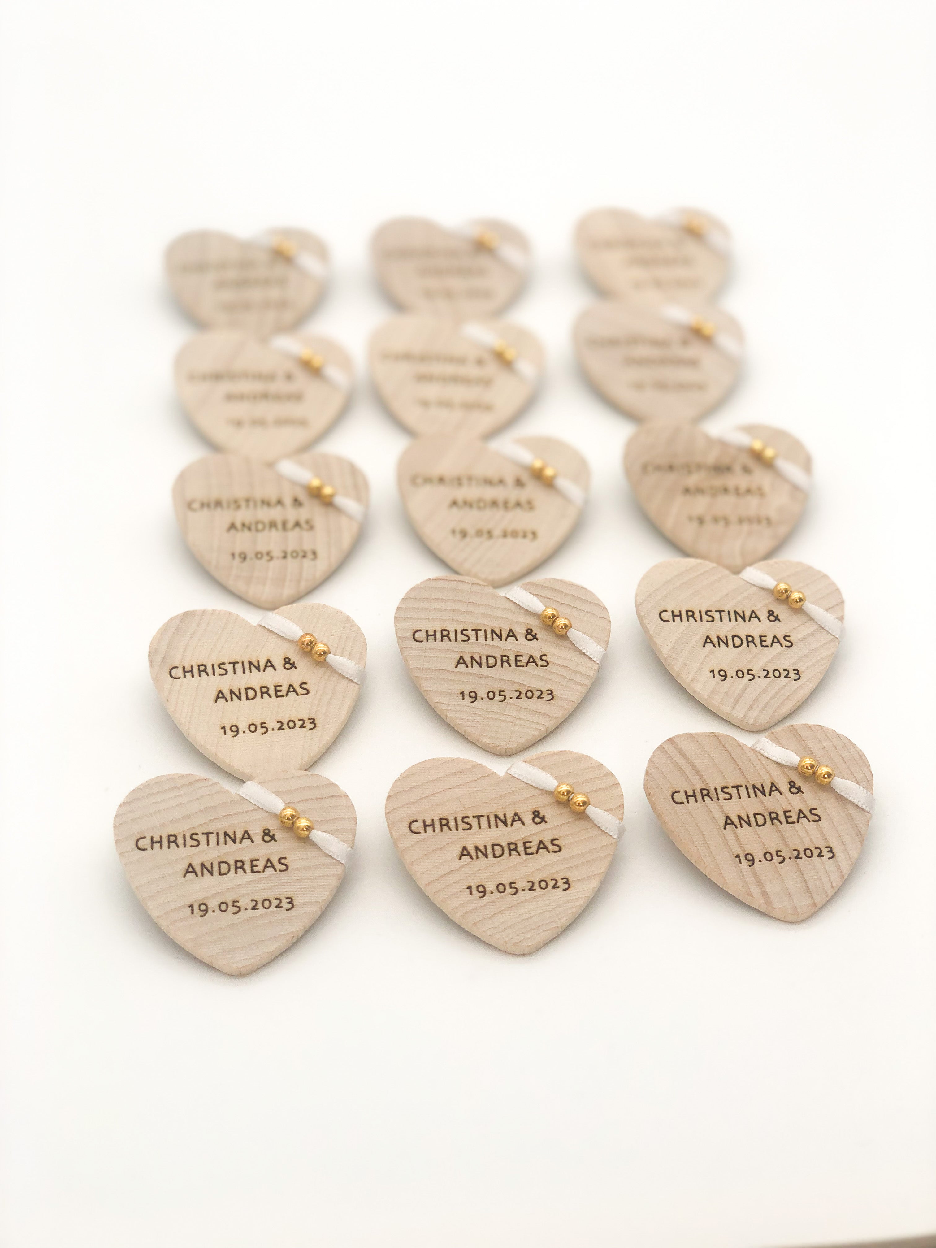 Anstecker Hochzeit für Gäste - Herz aus Holz personalisiert mit Band und Perlen für Gäste