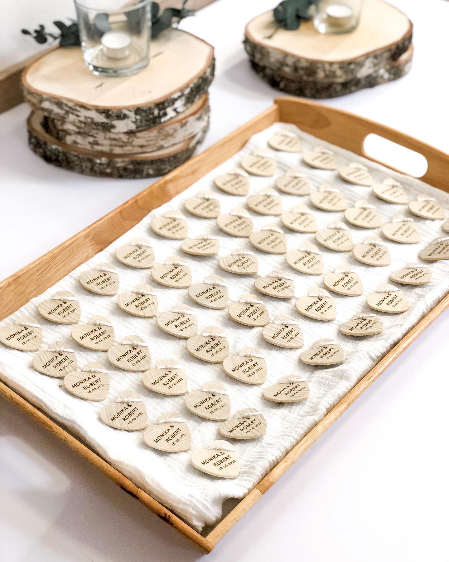 Anstecker Hochzeit für Gäste - Herz aus Holz personalisiert mit Band und Perlen für Gäste