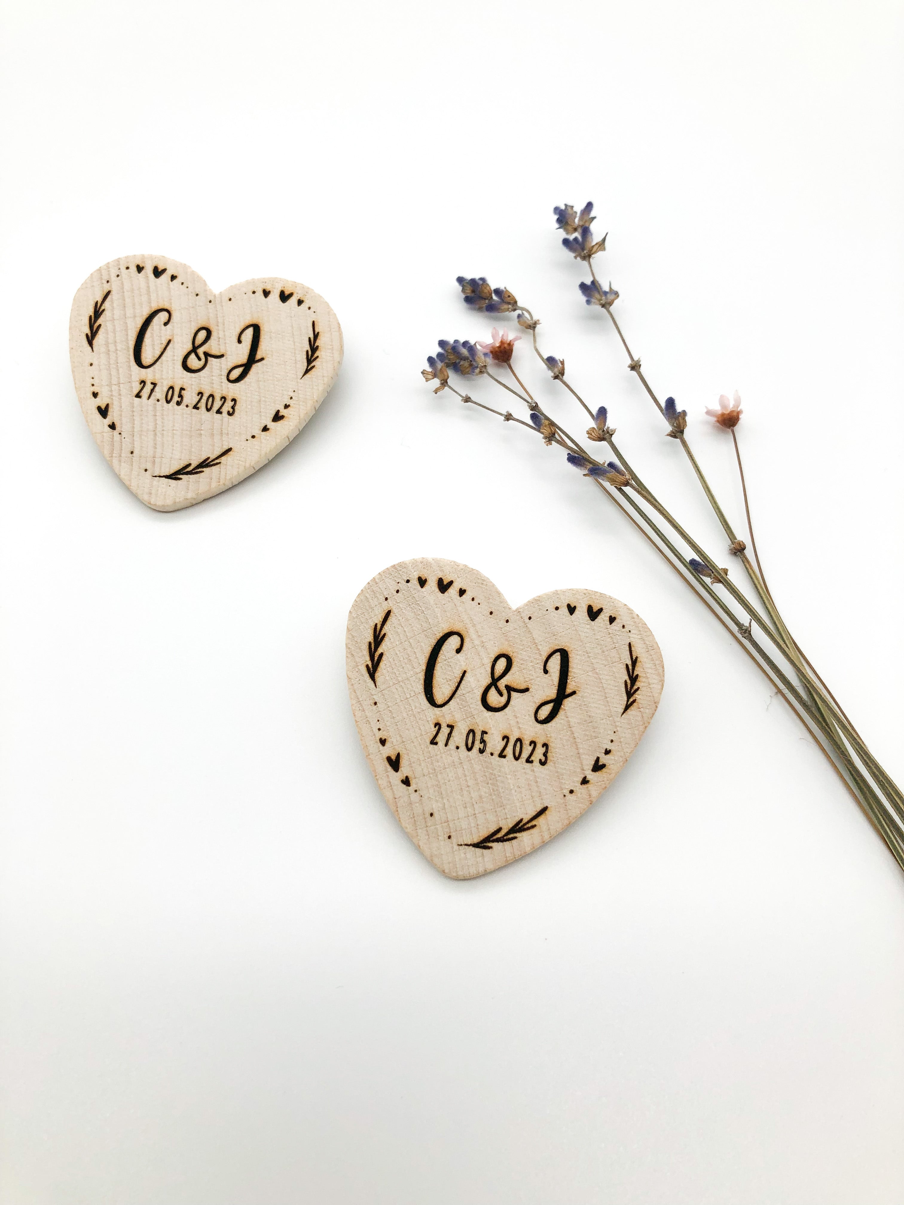 Anstecker Hochzeit für Gäste - Herz aus Holz personalisiert mit Blumenmuster für Gäste