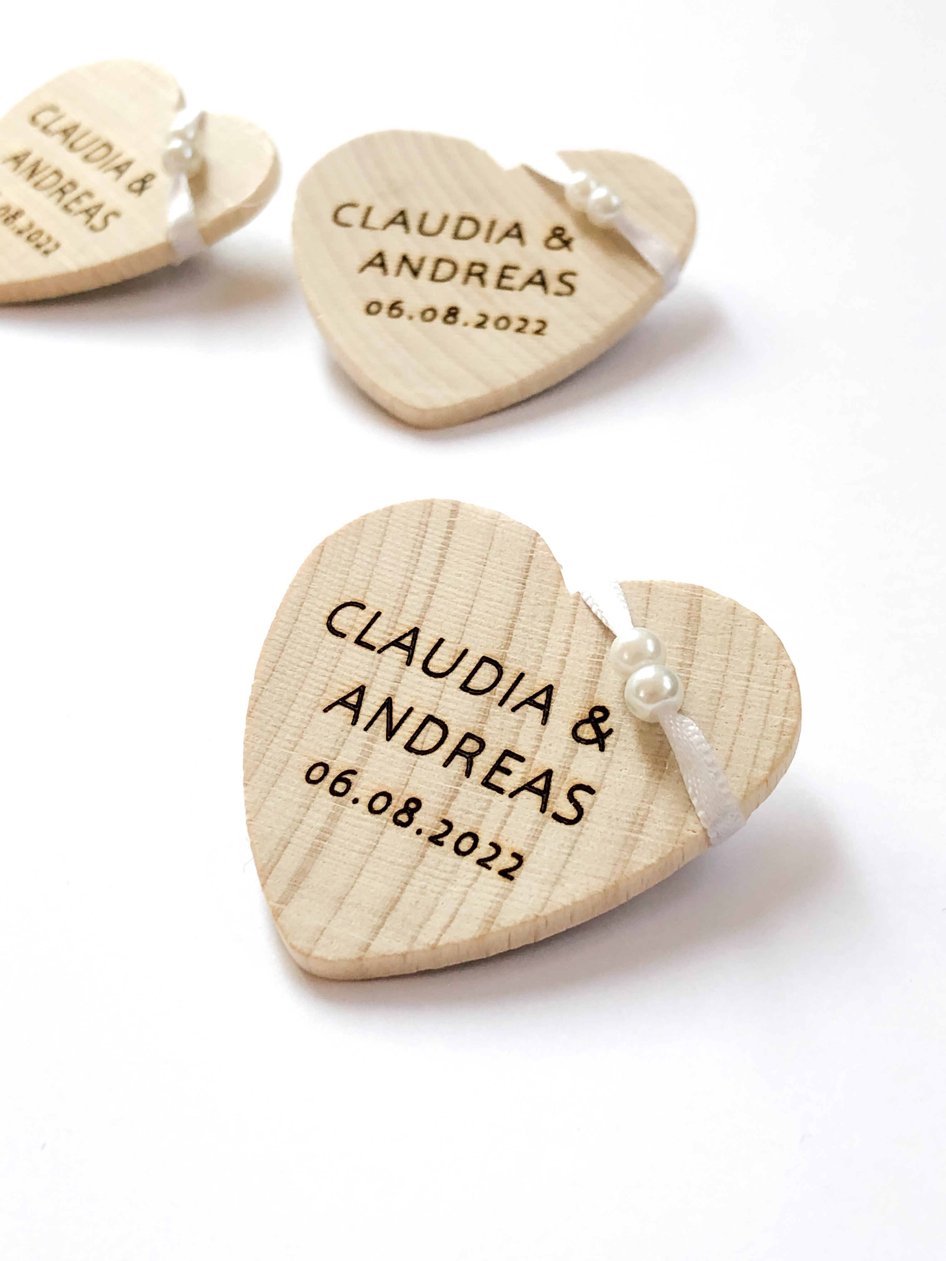Anstecker Hochzeit für Gäste - Herz aus Holz personalisiert mit Band und Perlen für Gäste