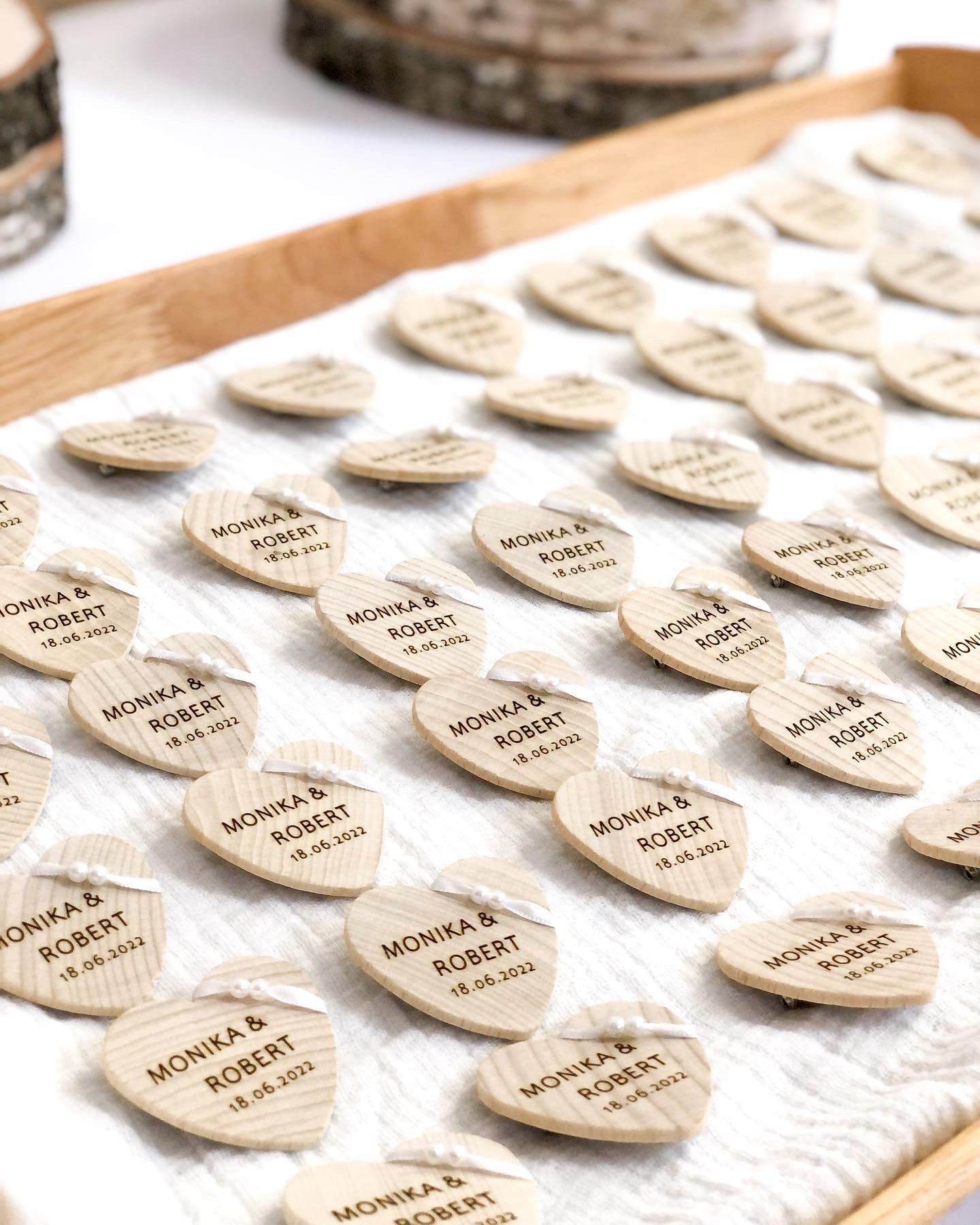 Anstecker Hochzeit für Gäste - Herz aus Holz personalisiert mit Band und Perlen für Gäste