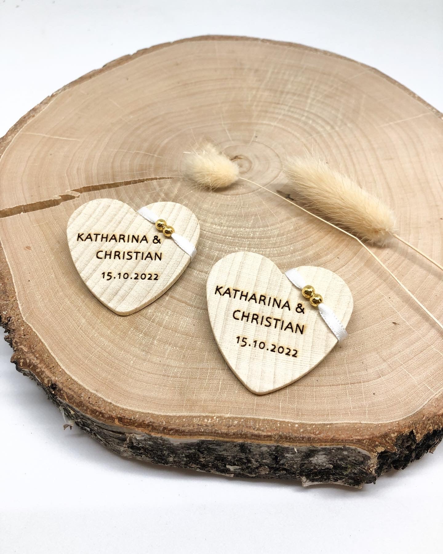 Anstecker Hochzeit für Gäste - Herz aus Holz personalisiert mit Band und Perlen für Gäste