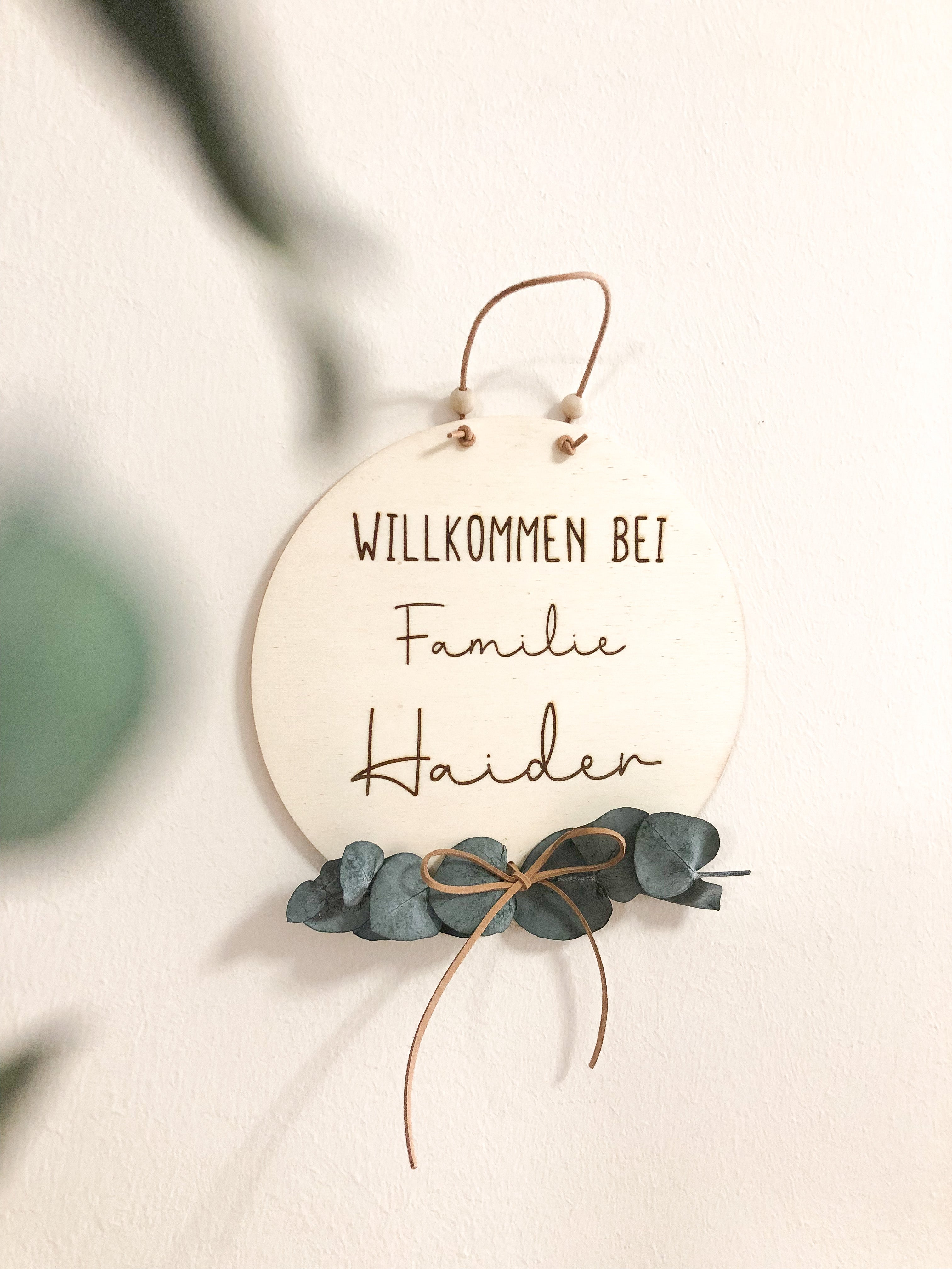 Willkommensschild Familie mit getrocknetem Eukalyptus personalisiert