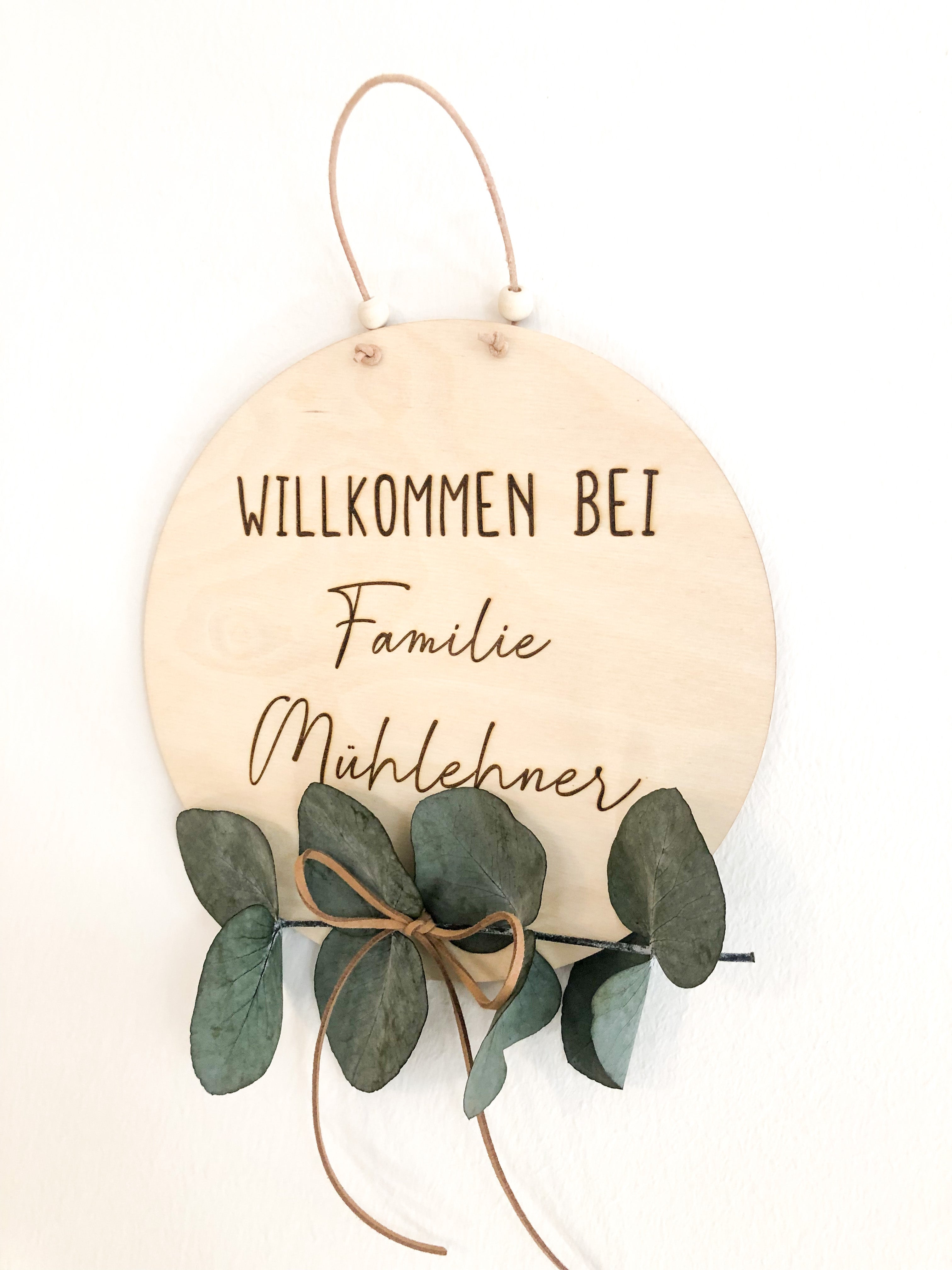 Willkommensschild Familie mit getrocknetem Eukalyptus personalisiert