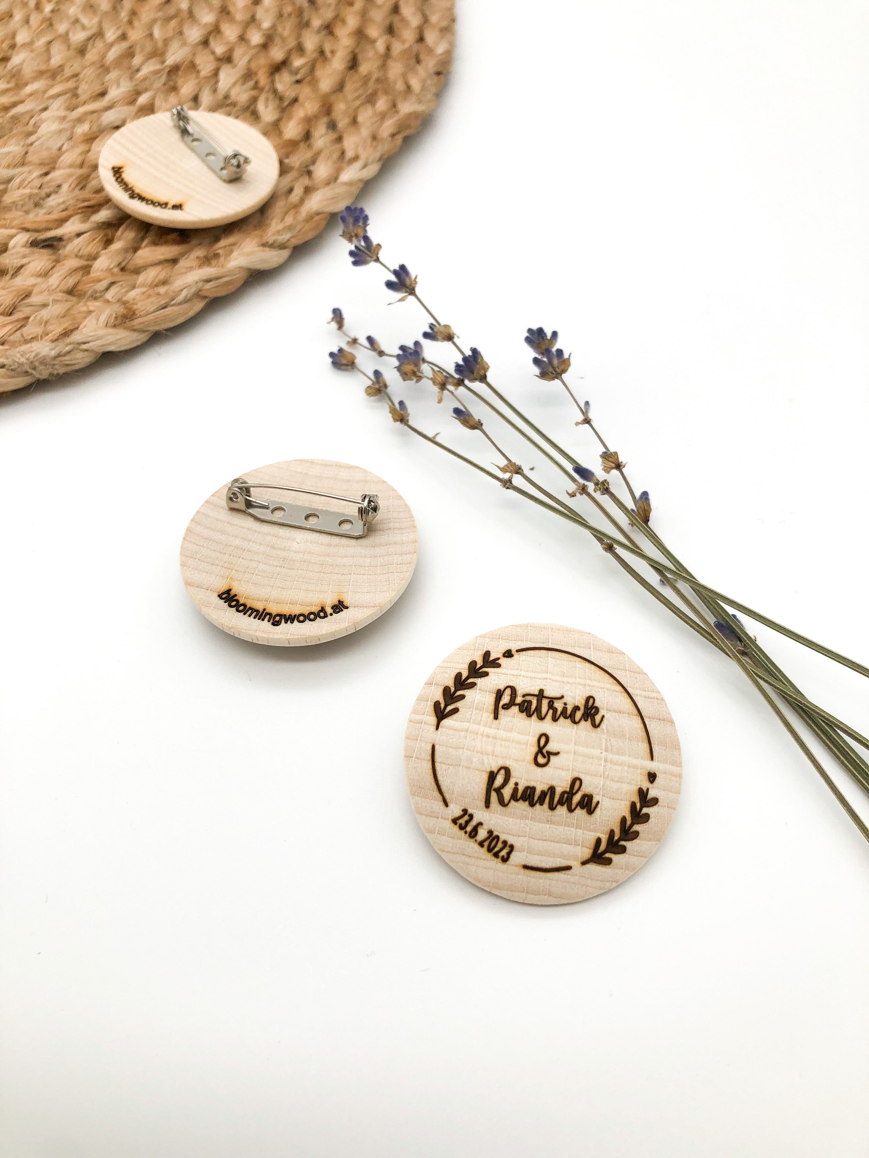 Anstecker Hochzeit für Gäste aus Holz mit personalisierter Gravur für Gäste
