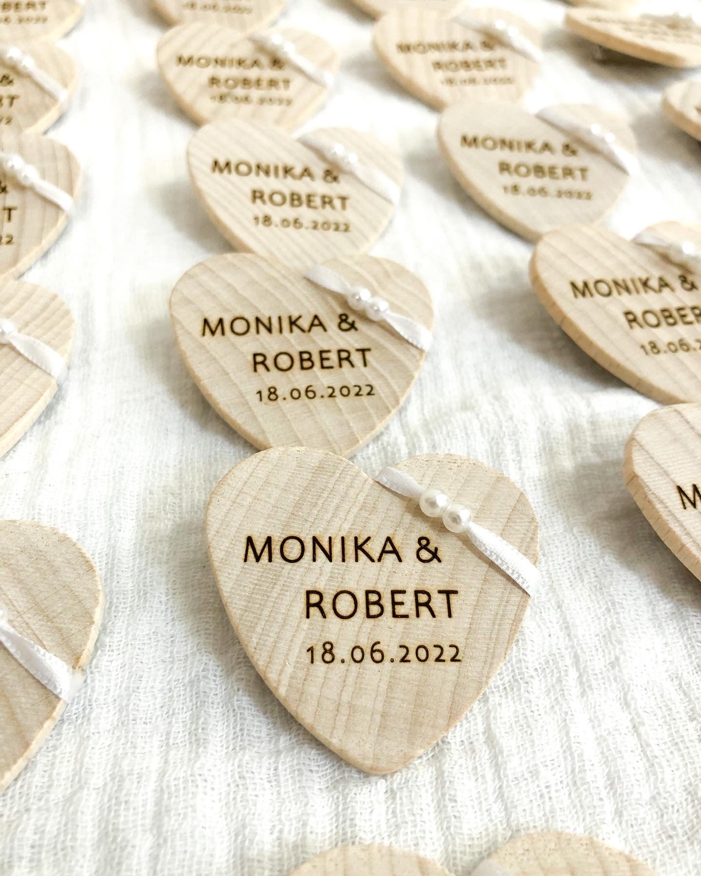 Anstecker Hochzeit für Gäste - Herz aus Holz personalisiert mit Band und Perlen für Gäste