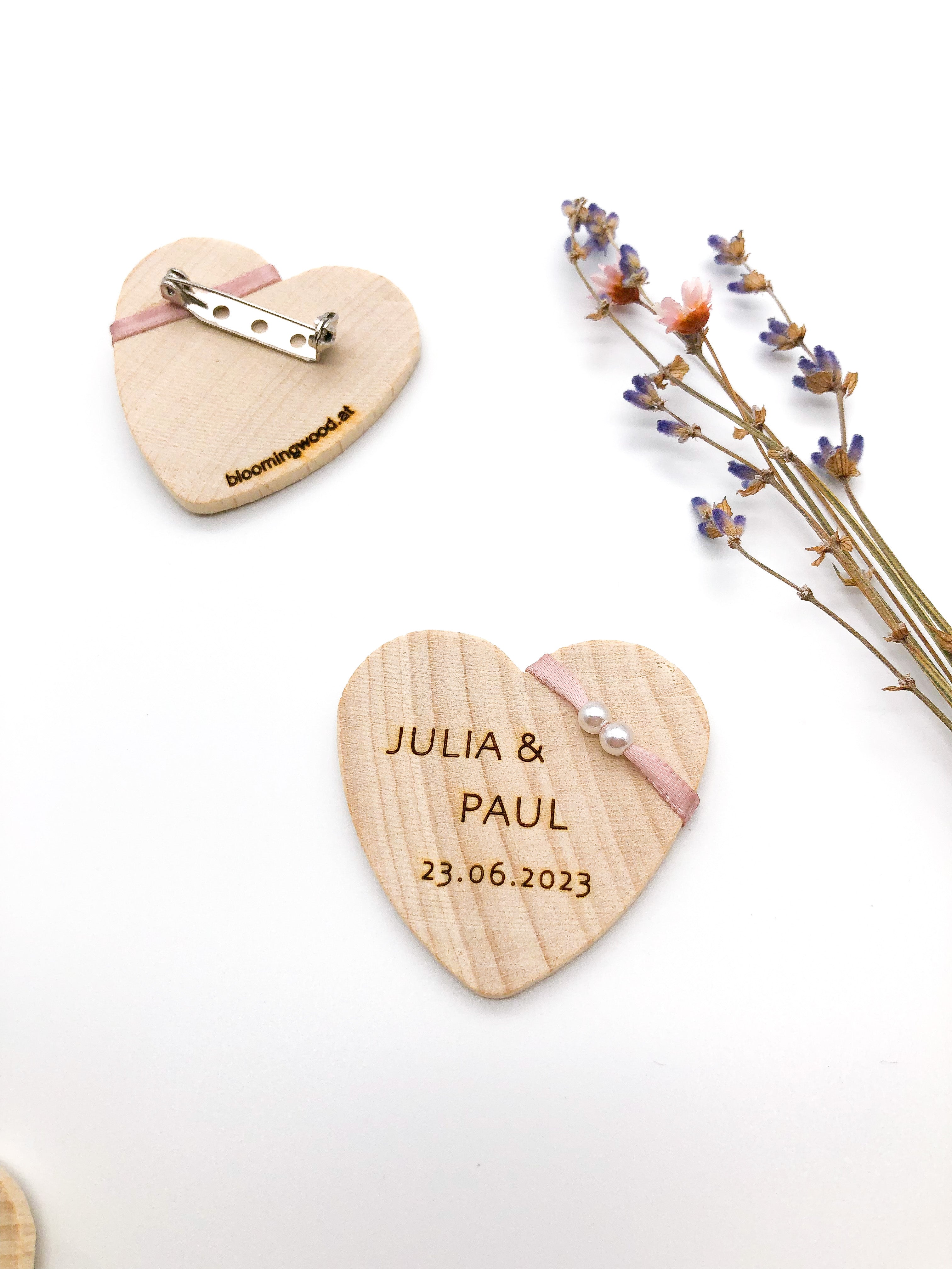 Anstecker Hochzeit Gäste aus Holz Herzform personalisiert mit Band blush rosé und weißen Perlen