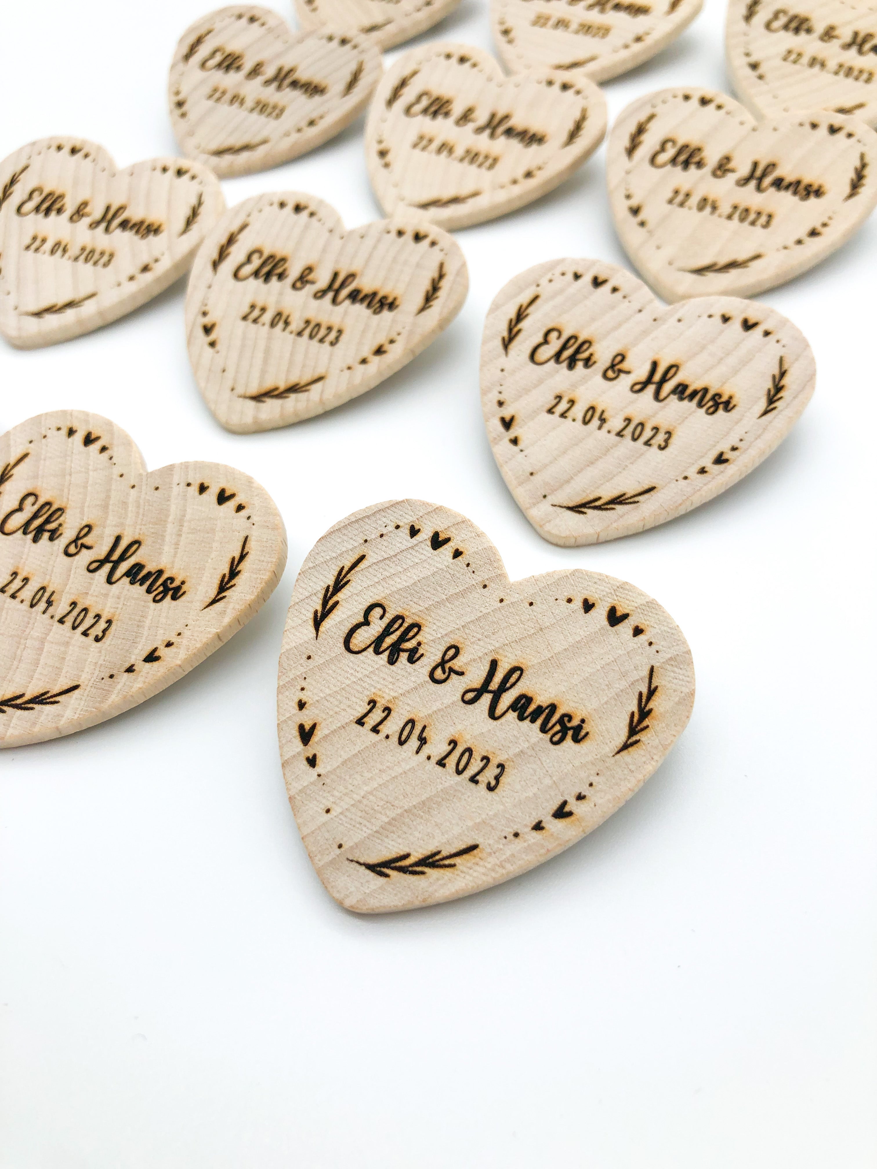 Anstecker Hochzeit für Gäste - Herz aus Holz personalisiert mit Blumenmuster für Gäste