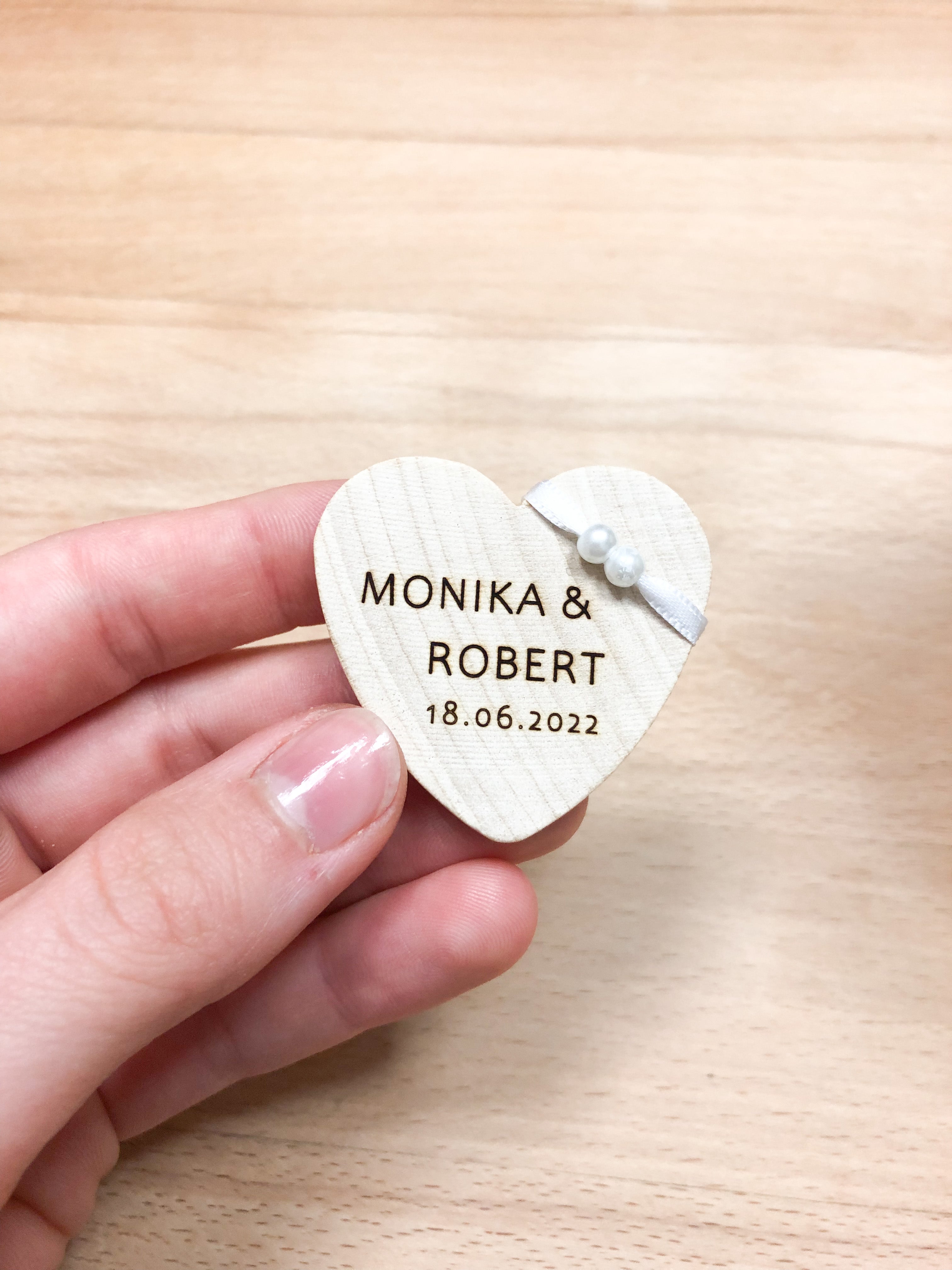 Anstecker Hochzeit für Gäste - Herz aus Holz personalisiert mit Band und Perlen für Gäste