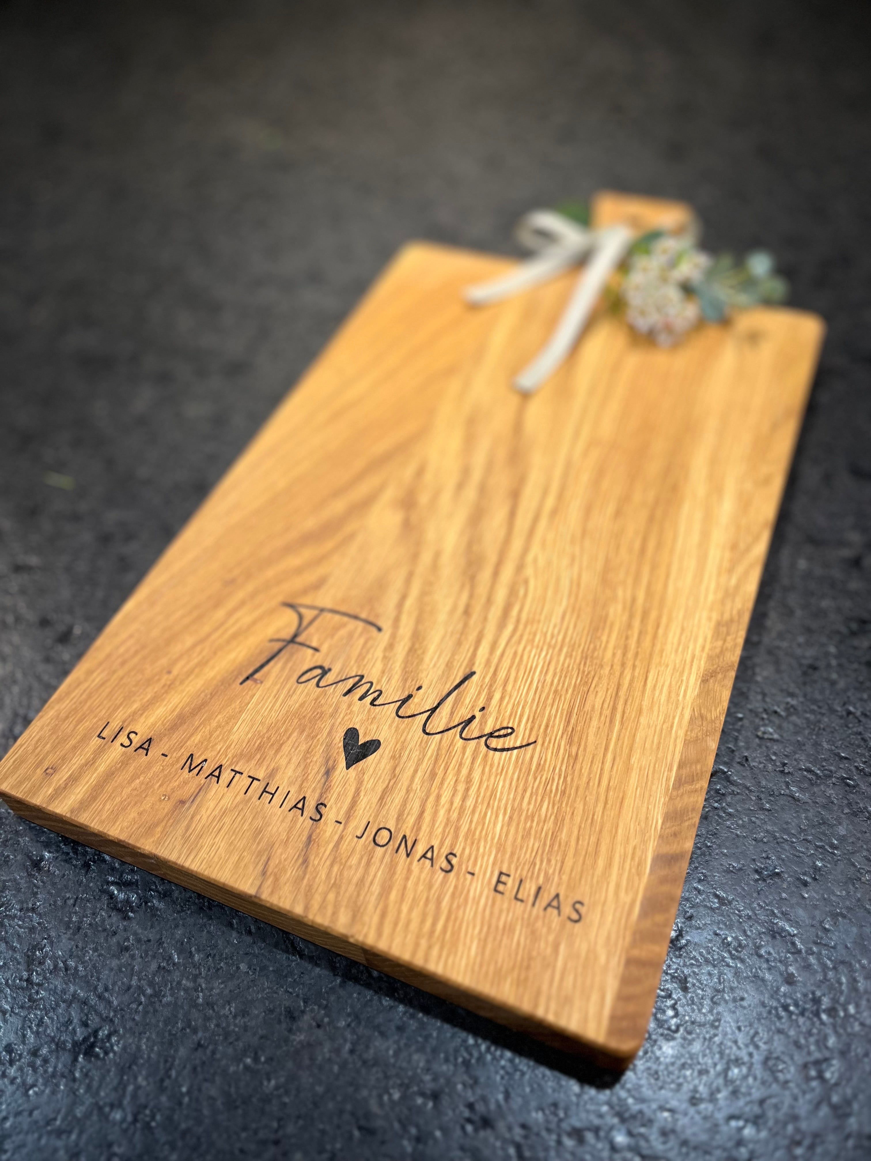 Holzbrett Schneidebrett personalisiert Familie mit Namen