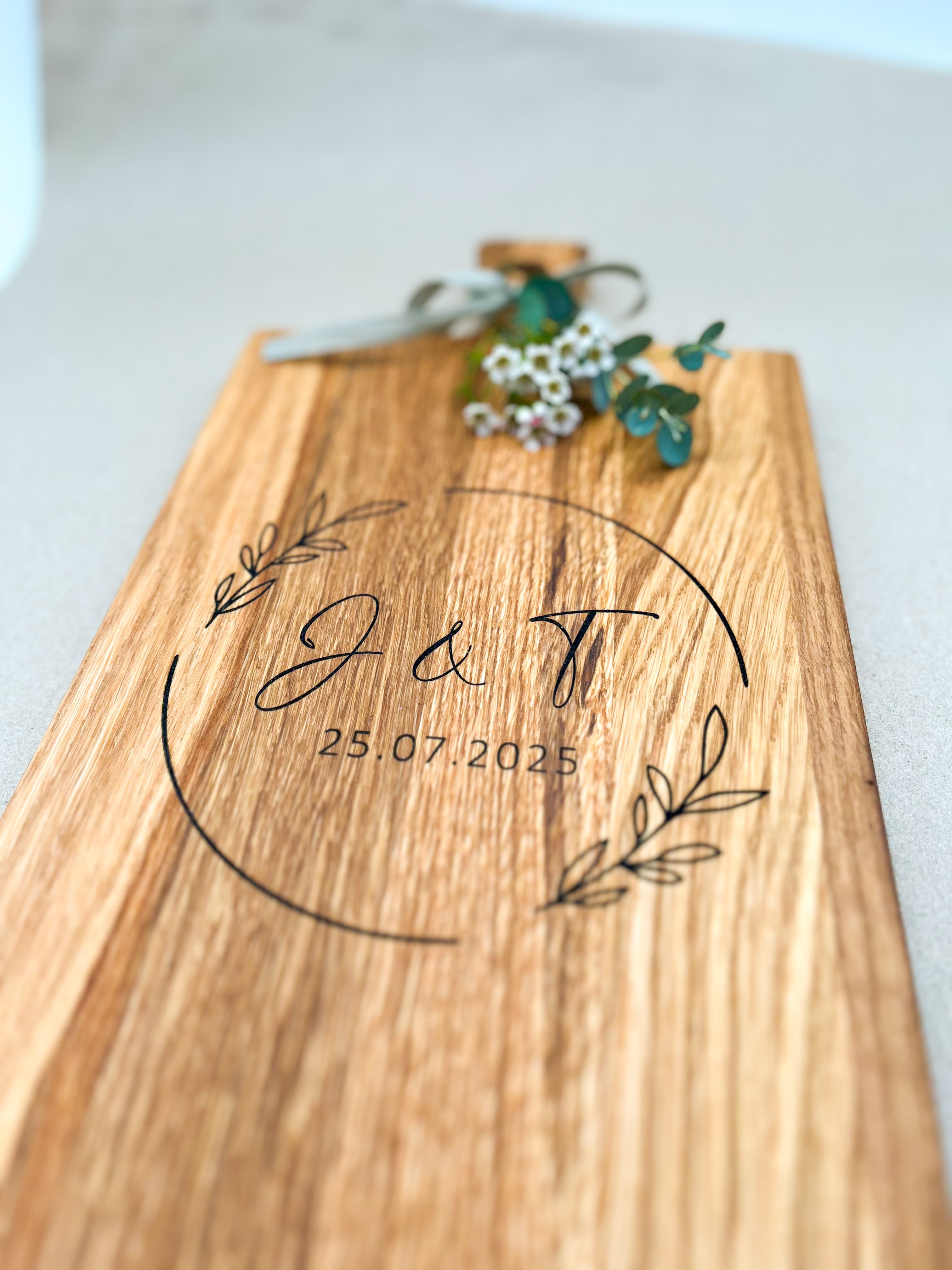 Holzbrett Schneidebrett personalisiert mit Initialen & Datum floral, Blumenkranz