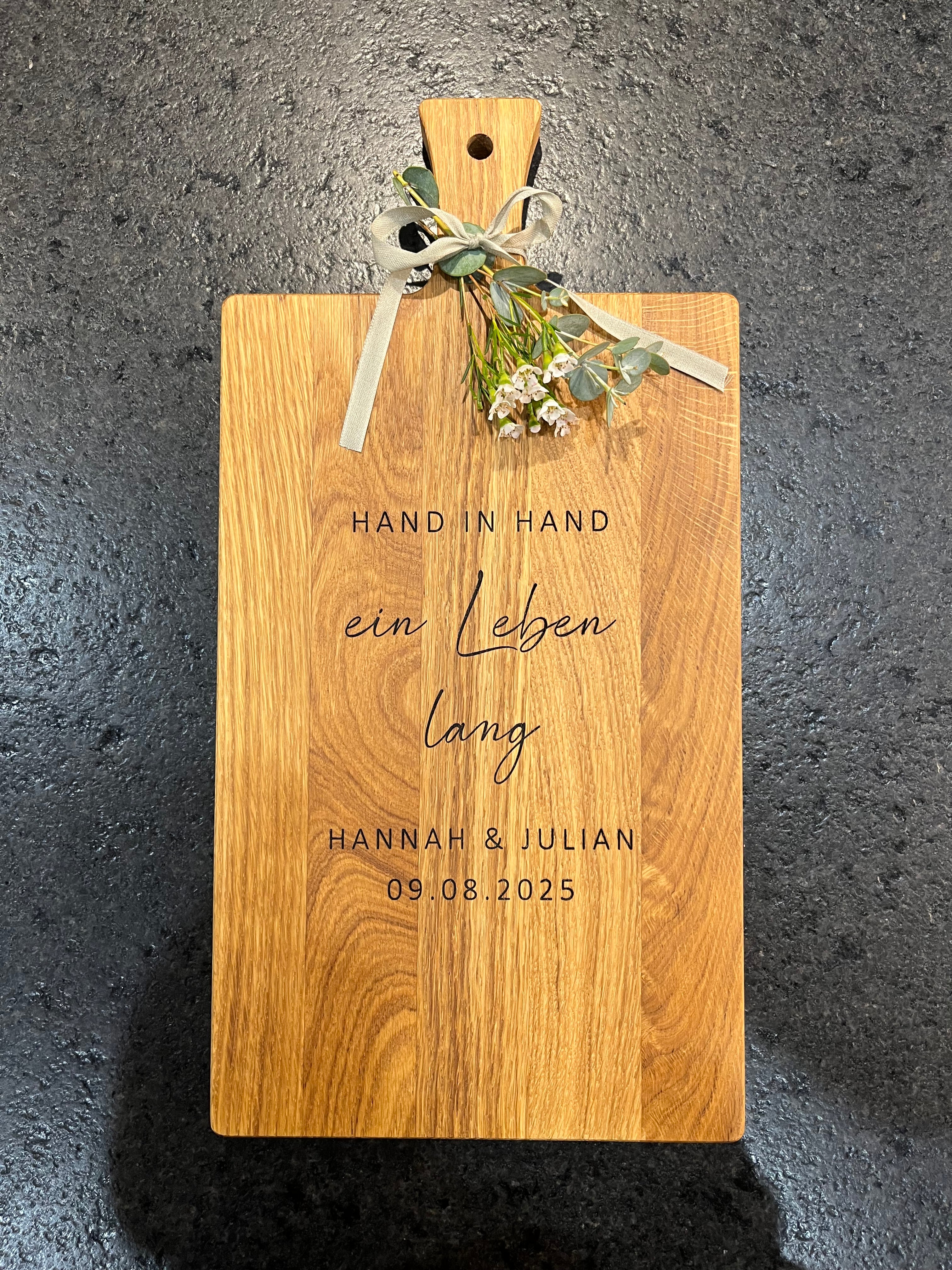 Holzbrett Schneidebrett personalisiert Hand in Hand ein Leben lang mit Namen und Datum