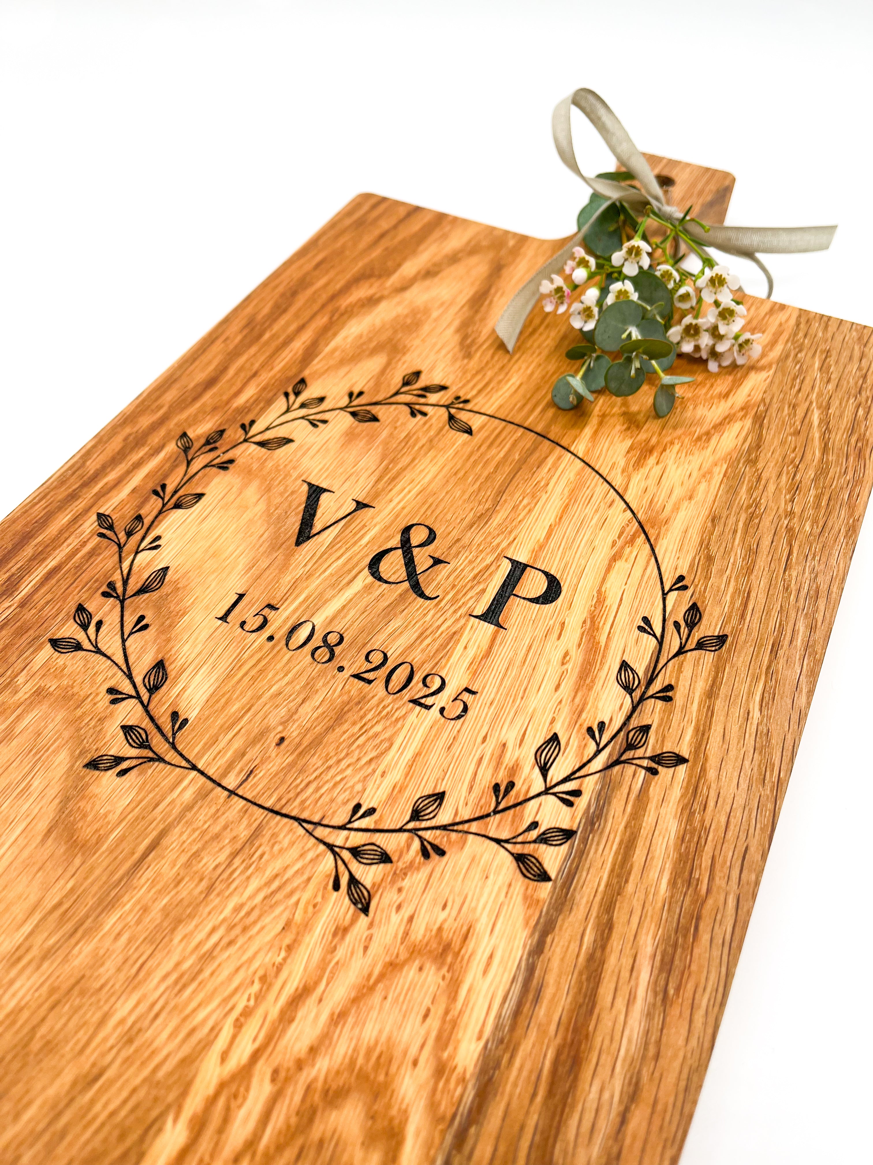 Holzbrett Schneidebrett personalisiert mit Initialen & Datum floral, Blumenkranz