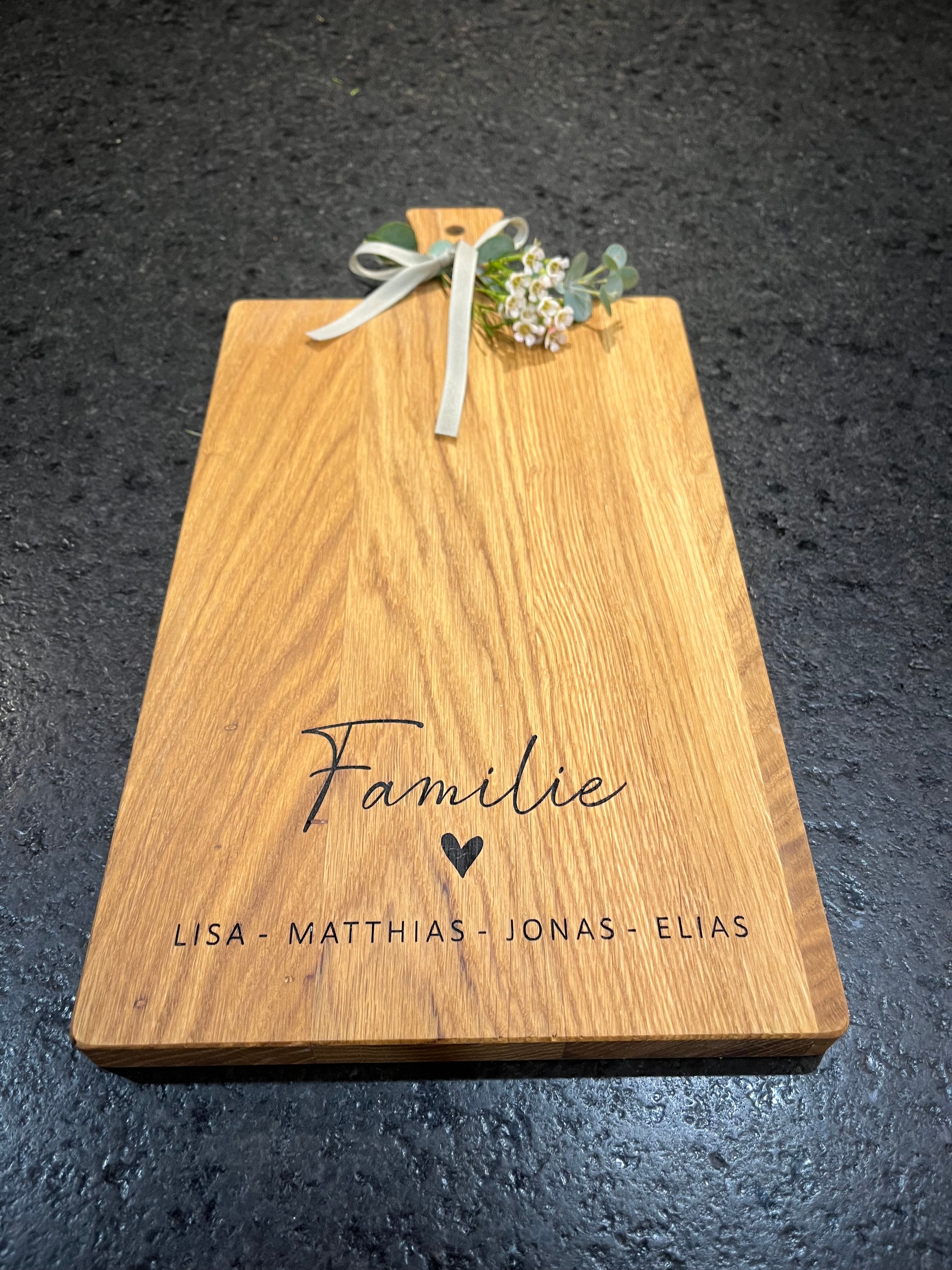 Holzbrett Schneidebrett personalisiert Familie mit Namen