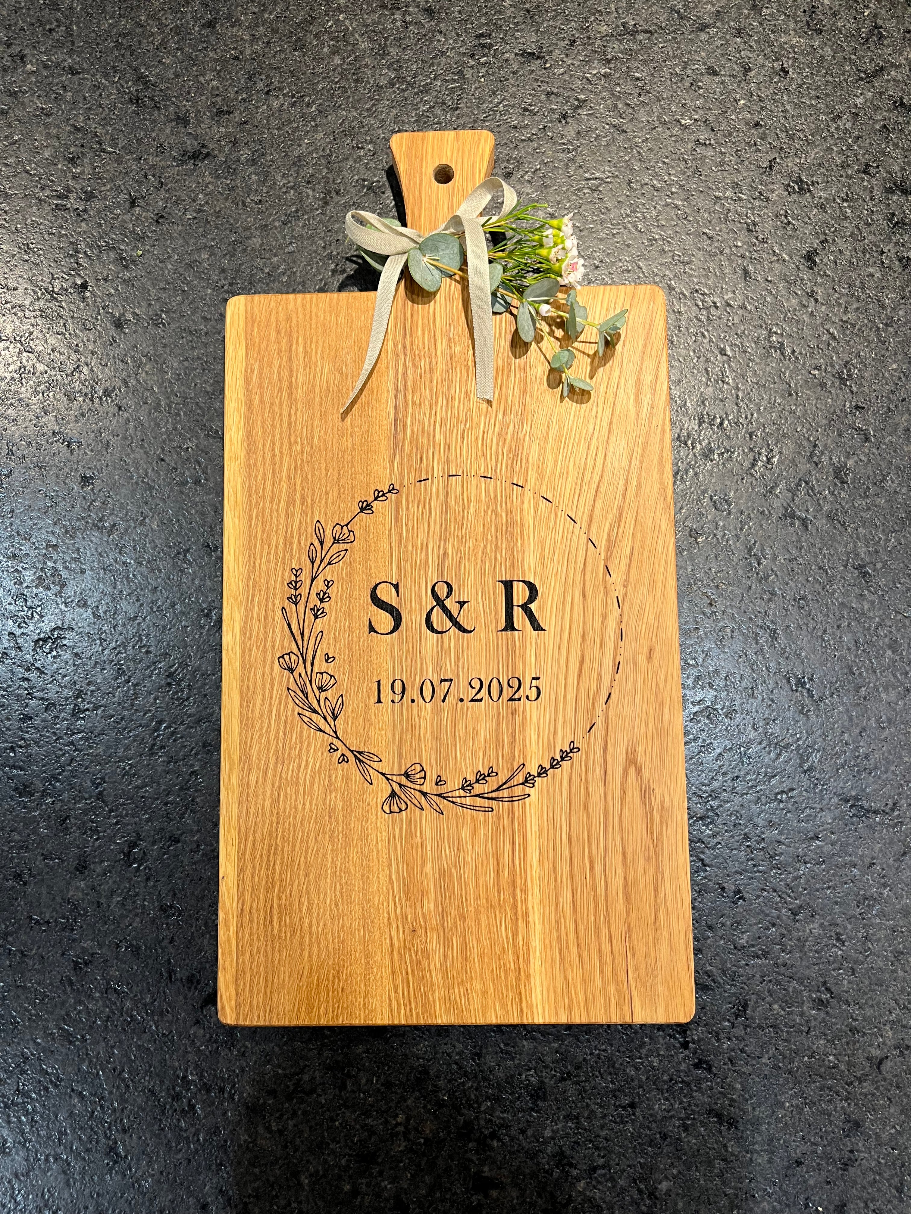 Holzbrett Schneidebrett personalisiert mit Initialen & Datum floral, Blumenkranz