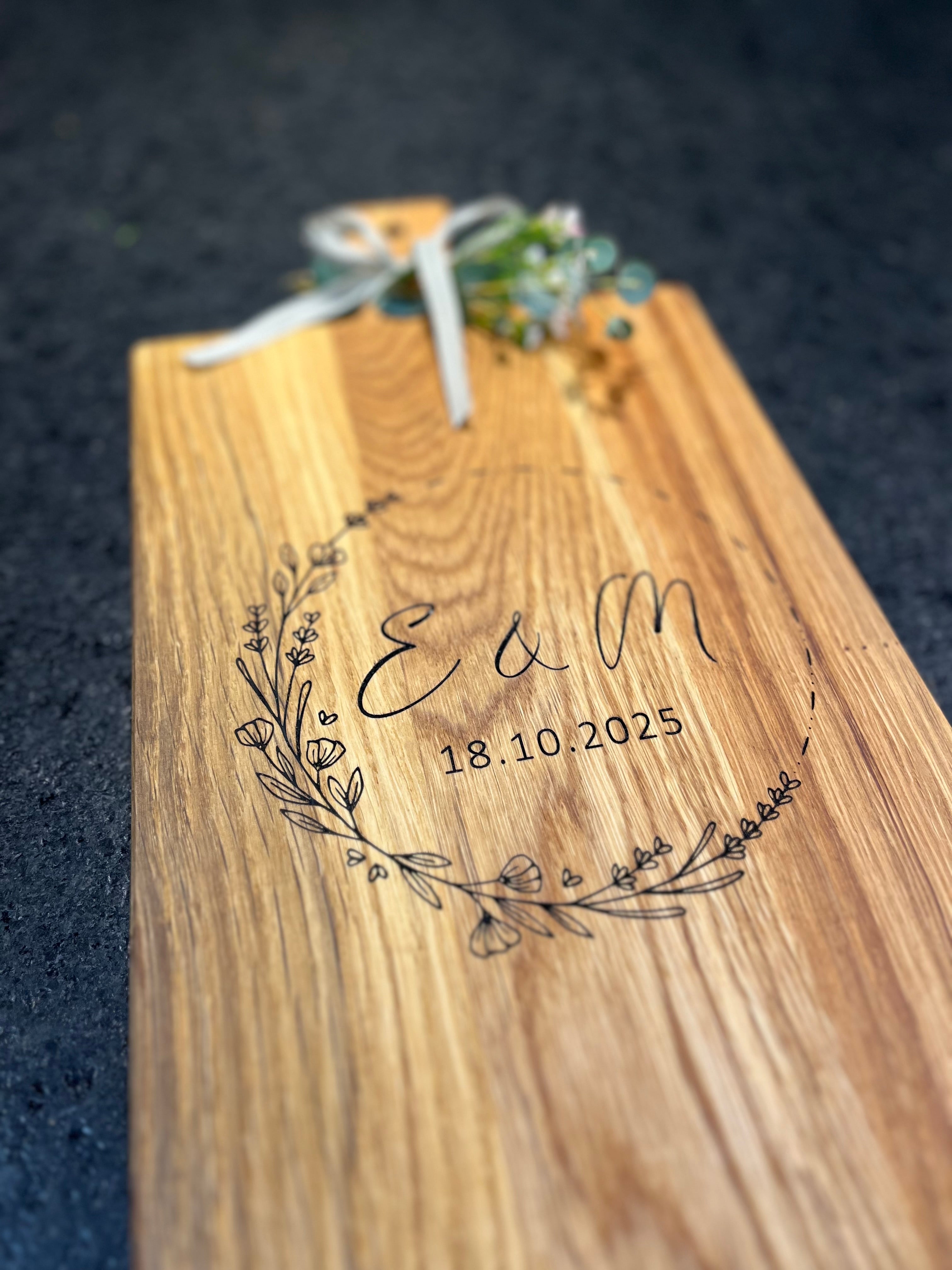 (Holzbrett Schneidebrett personalisiert mit Initialen & Datum floral, Blumenkranz