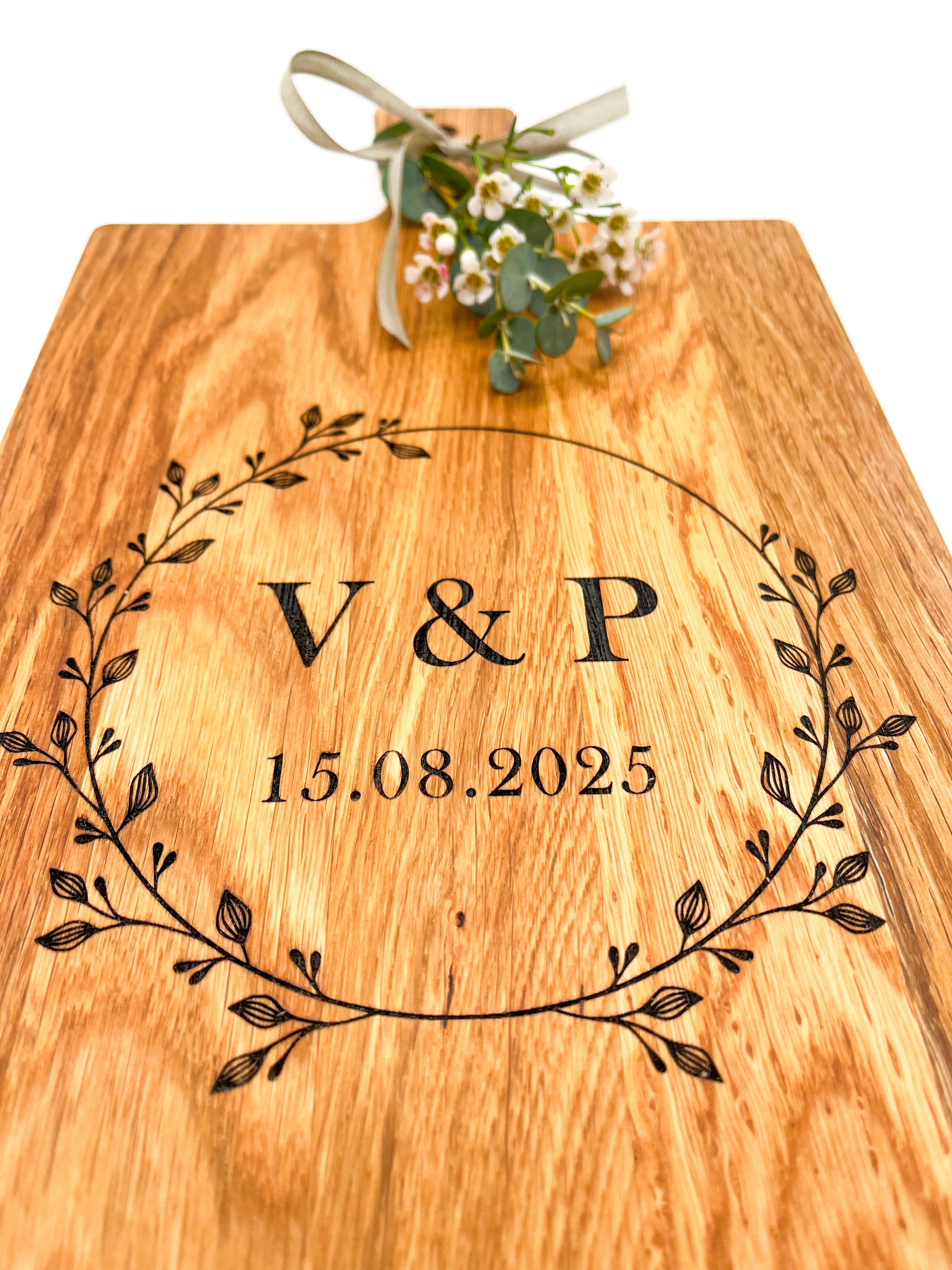 Holzbrett Schneidebrett personalisiert mit Initialen & Datum floral, Blumenkranz