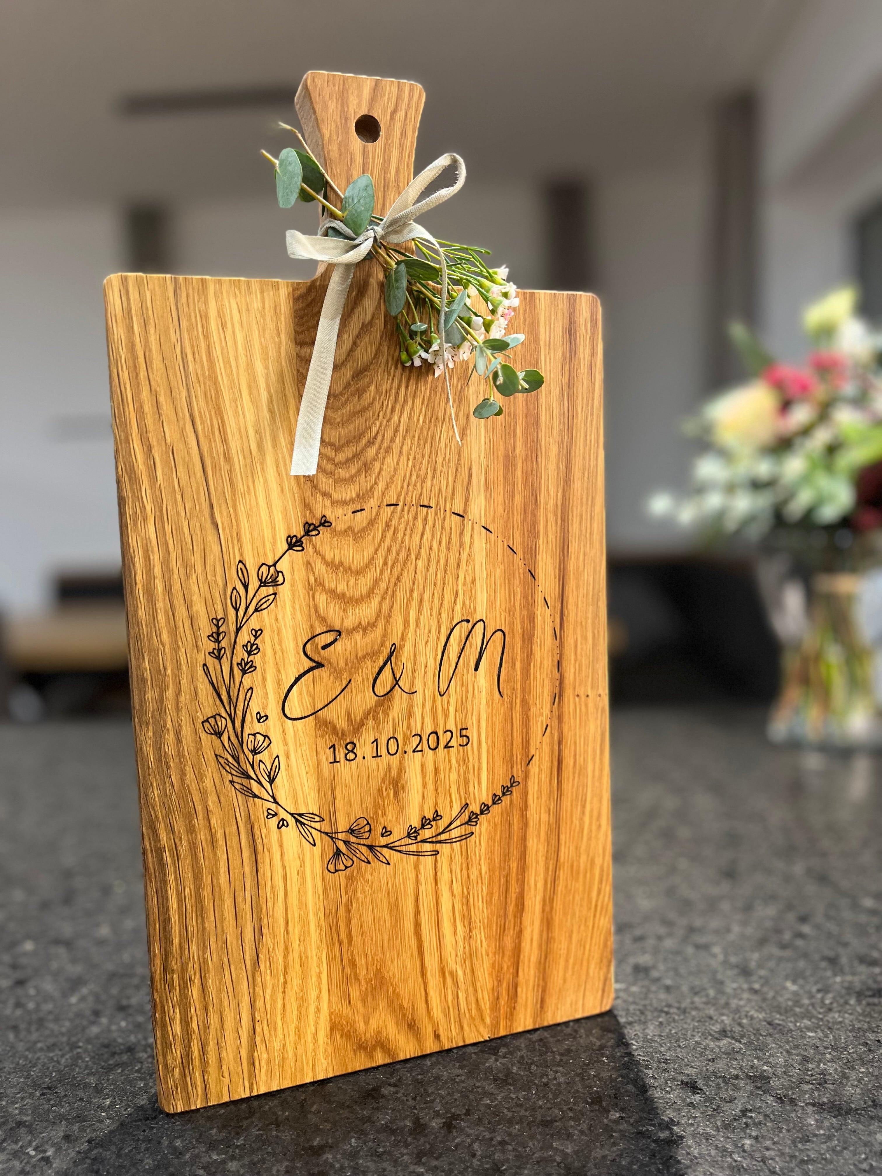 (Holzbrett Schneidebrett personalisiert mit Initialen & Datum floral, Blumenkranz