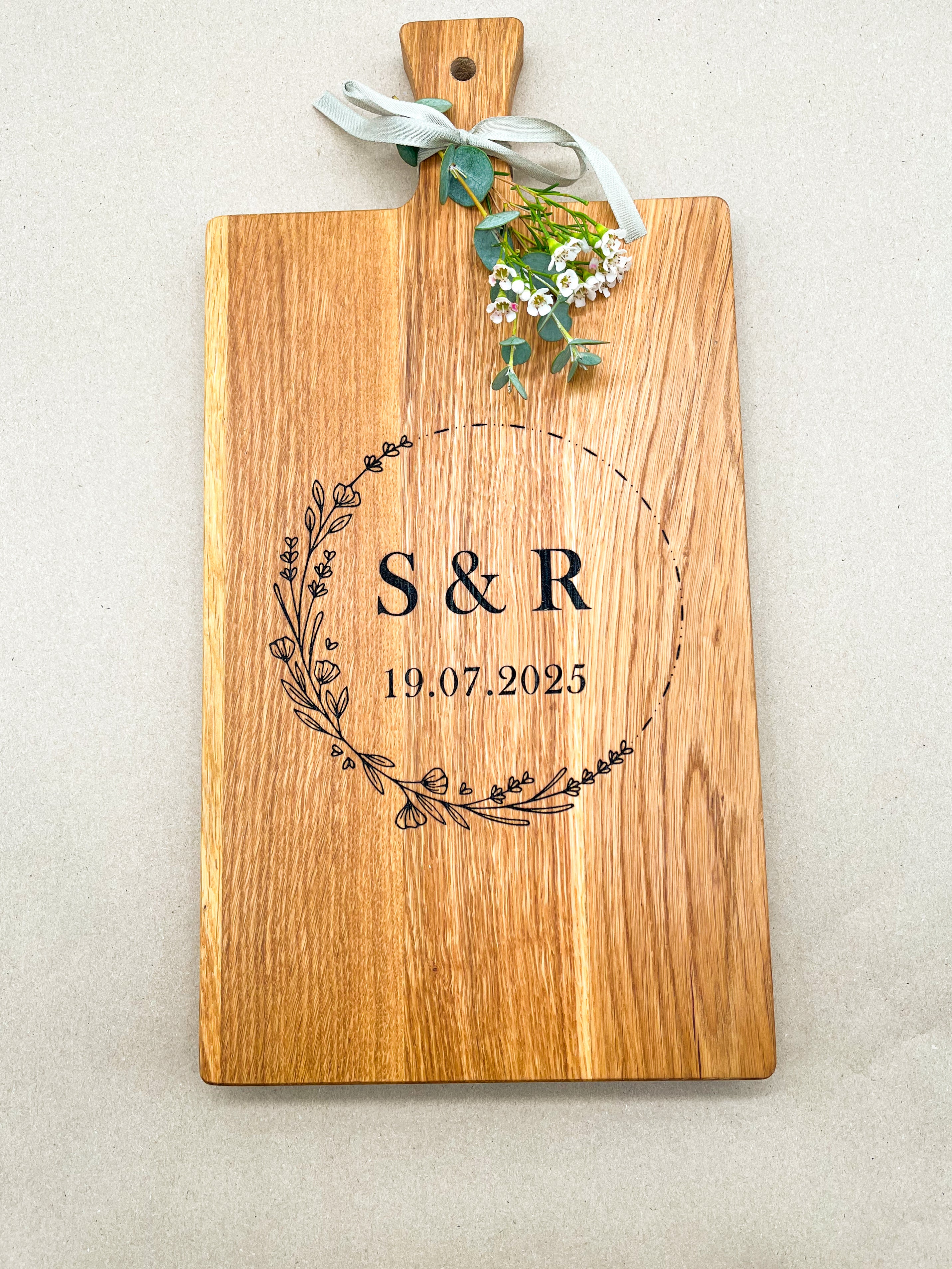 Holzbrett Schneidebrett personalisiert mit Initialen & Datum floral, Blumenkranz