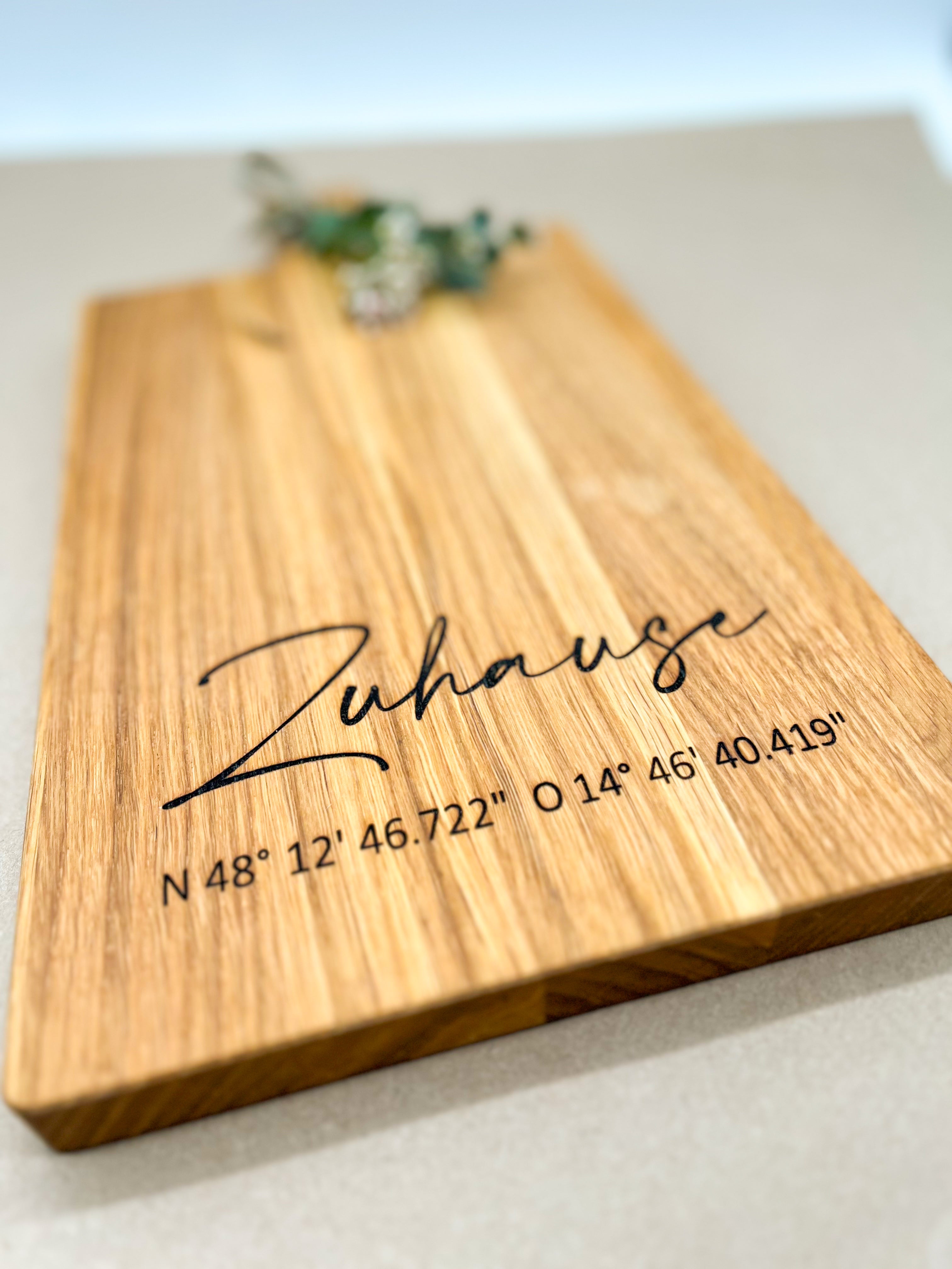 Holzbrett Schneidebrett personalisiert Zuhause mit Koordinaten