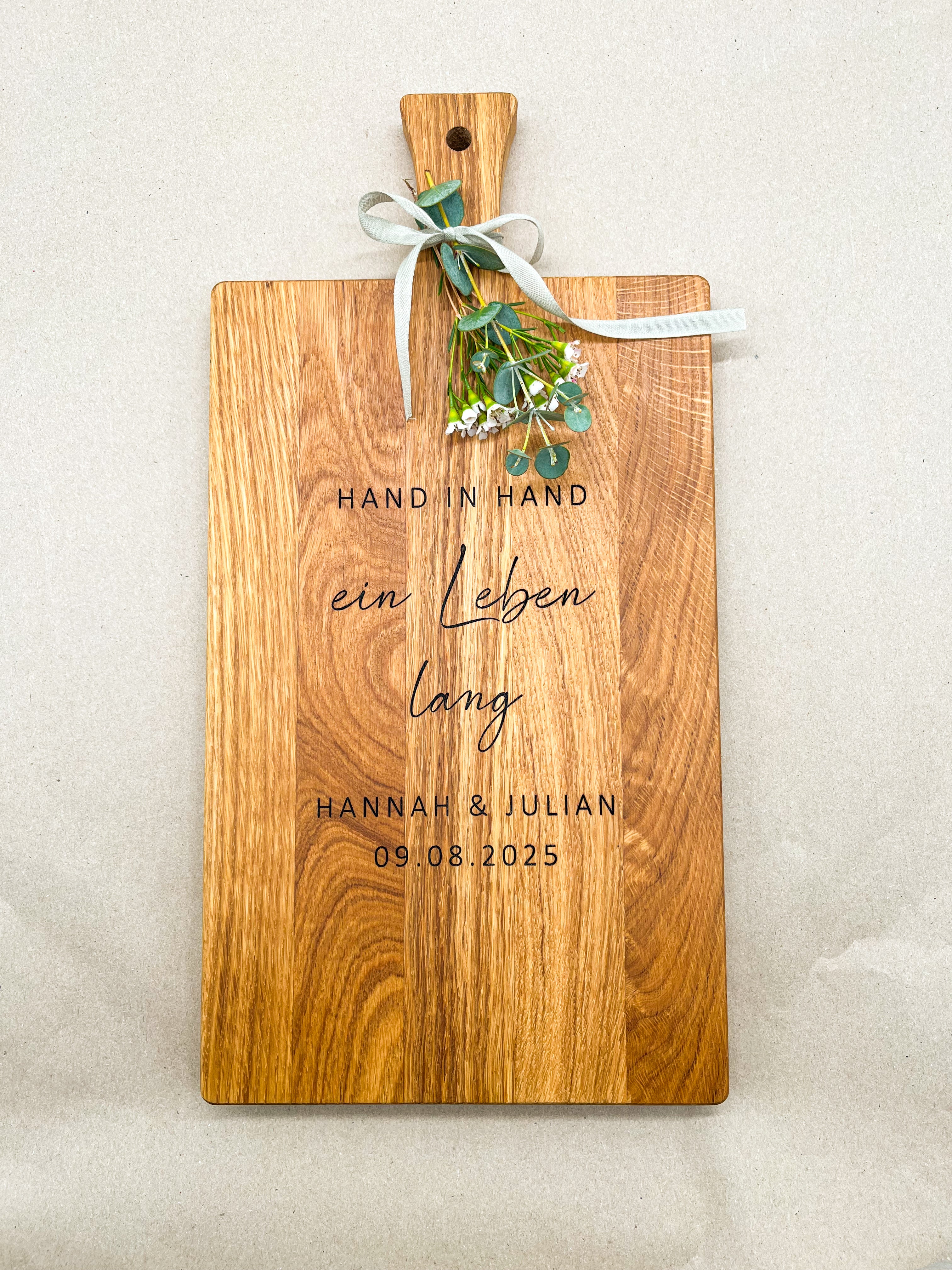Holzbrett Schneidebrett personalisiert Hand in Hand ein Leben lang mit Namen und Datum