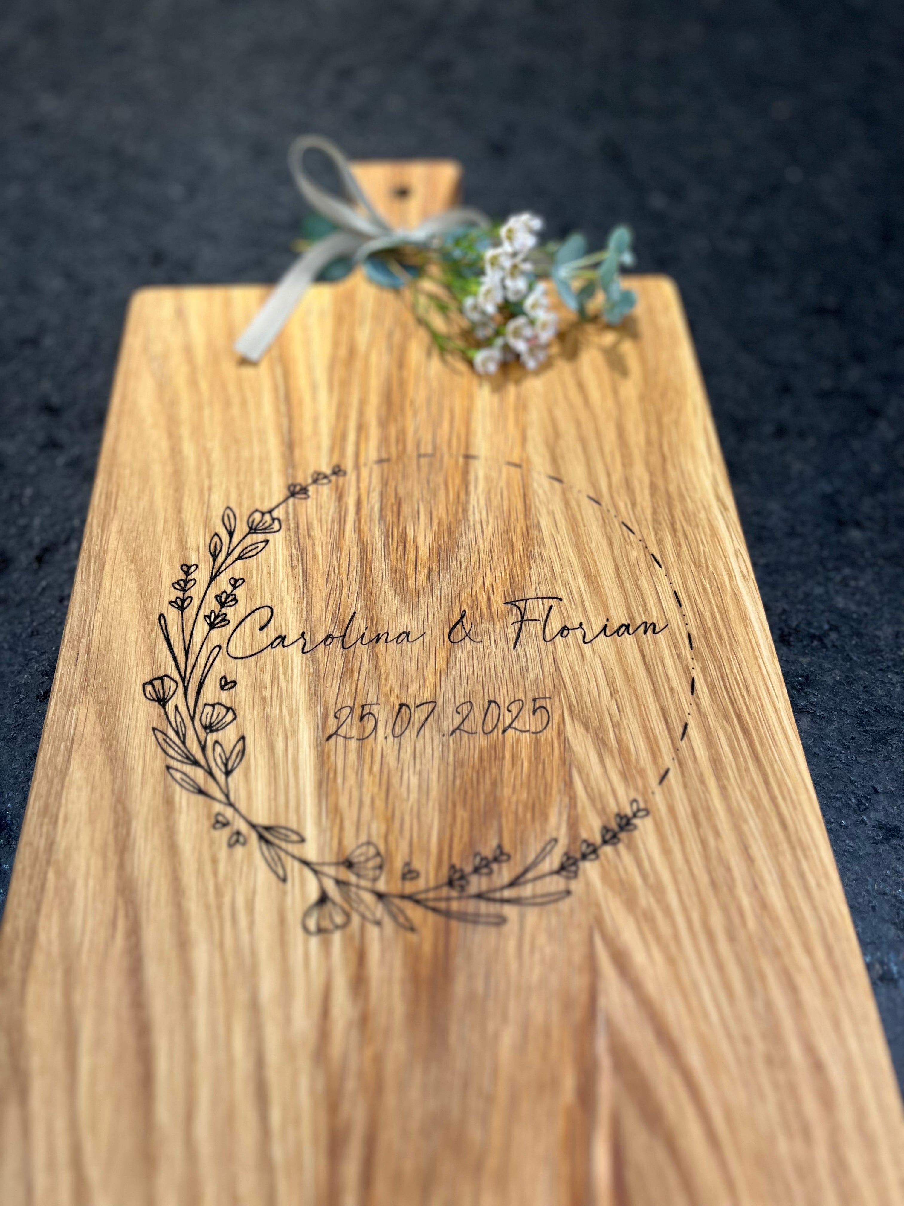 Holzbrett Schneidebrett personalisiert mit Namen & Datum floral, Blumenkranz