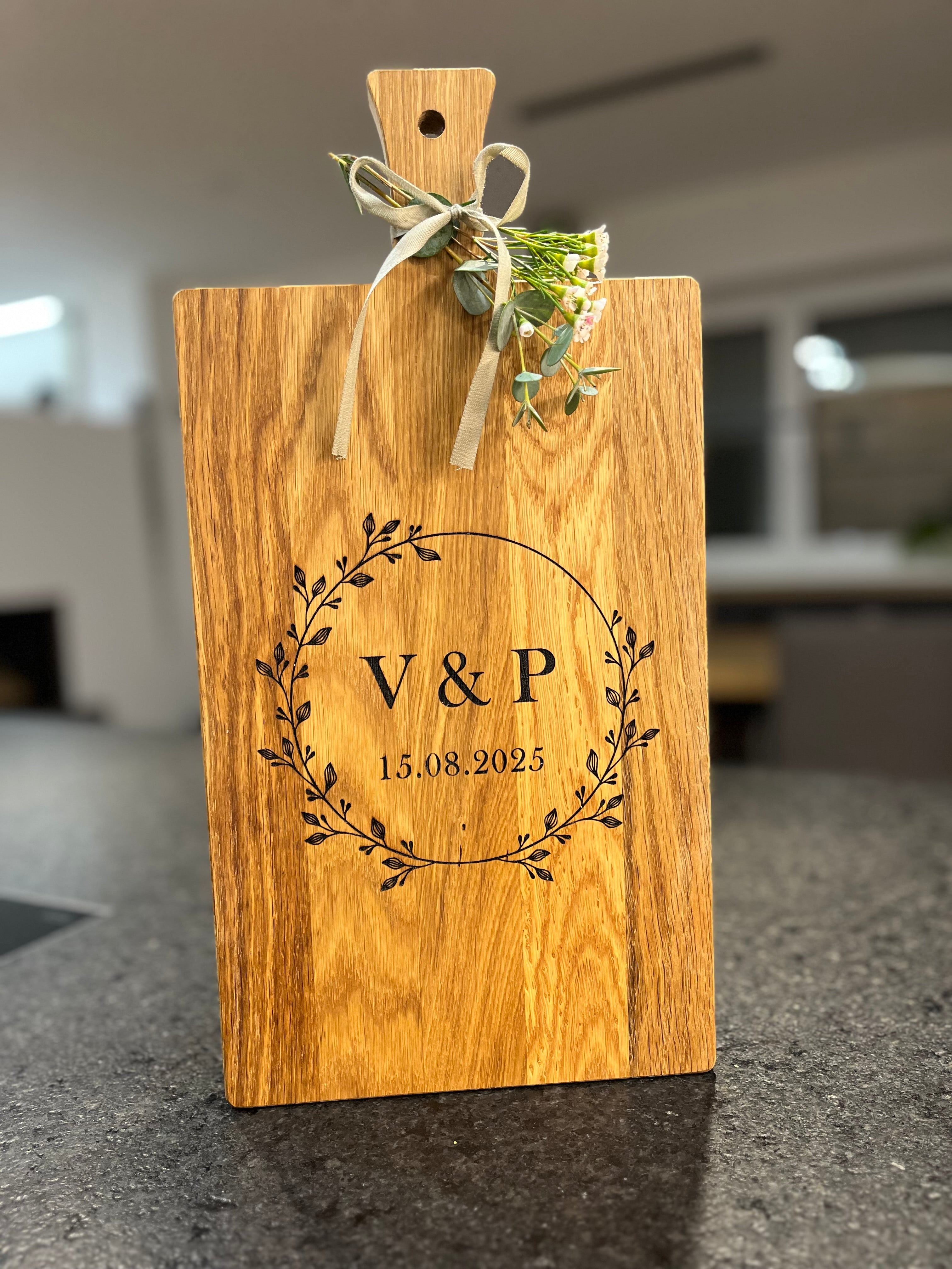 Holzbrett Schneidebrett personalisiert mit Initialen & Datum floral, Blumenkranz