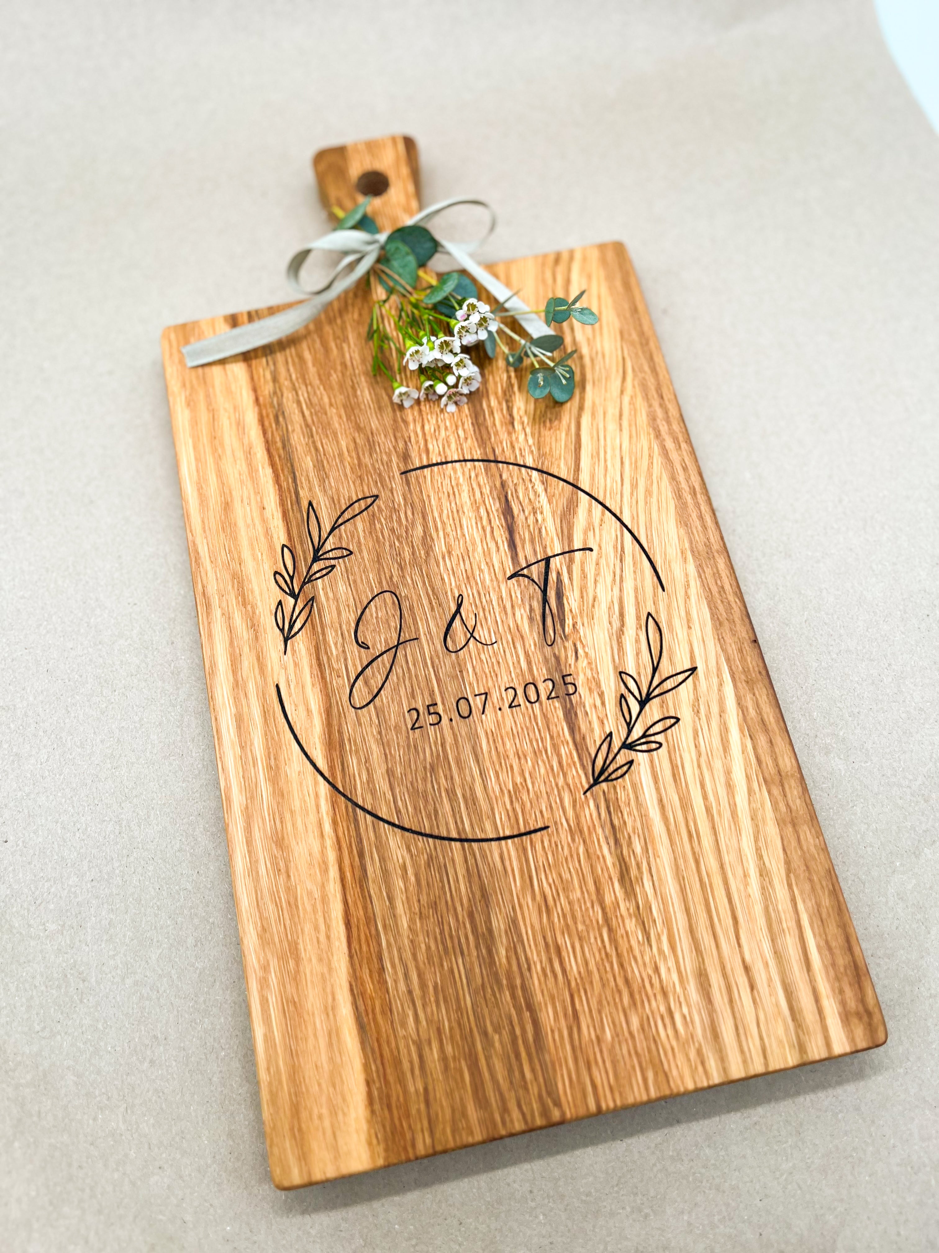 Holzbrett Schneidebrett personalisiert mit Initialen & Datum floral, Blumenkranz