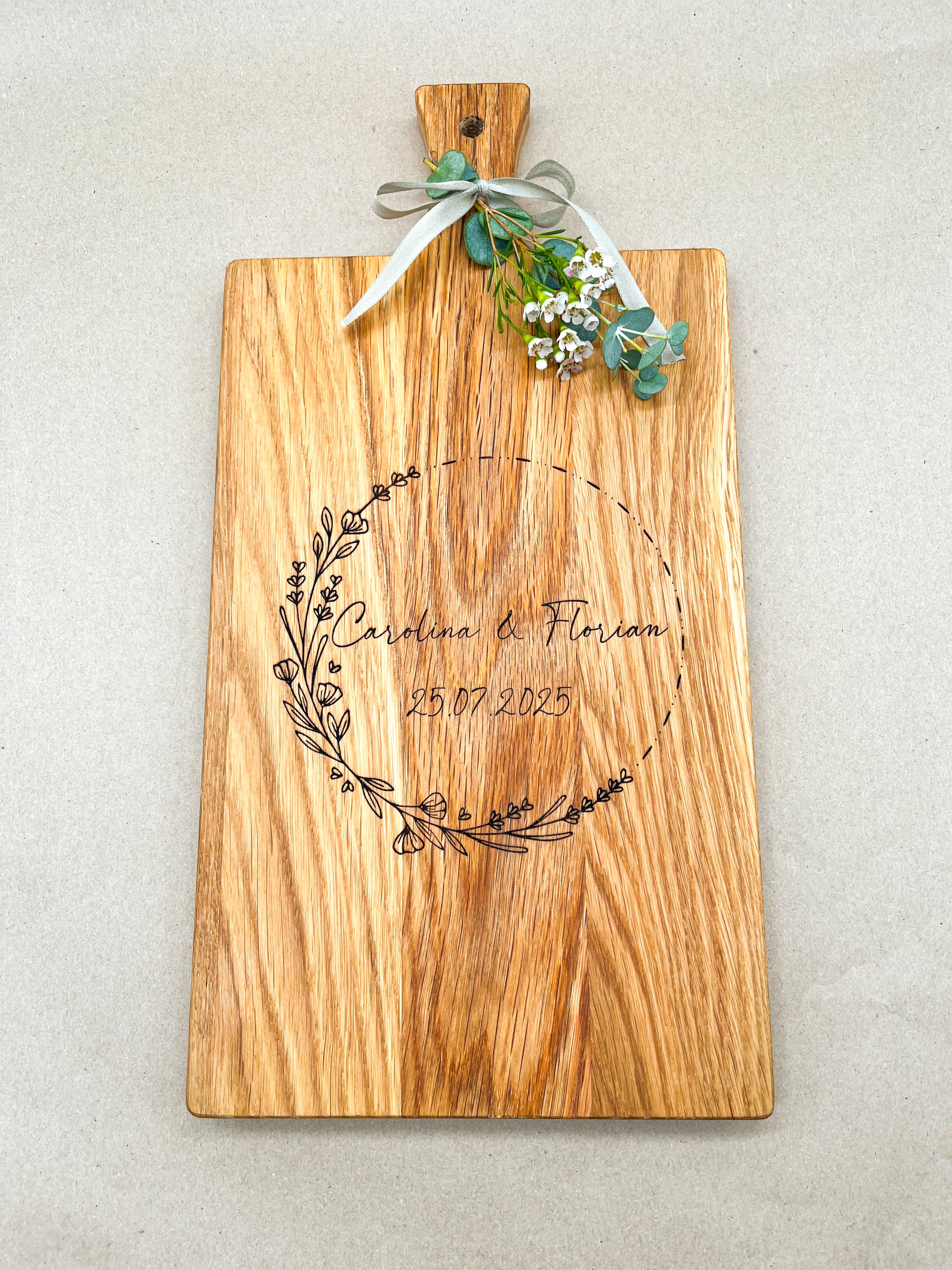 Holzbrett Schneidebrett personalisiert mit Namen & Datum floral, Blumenkranz