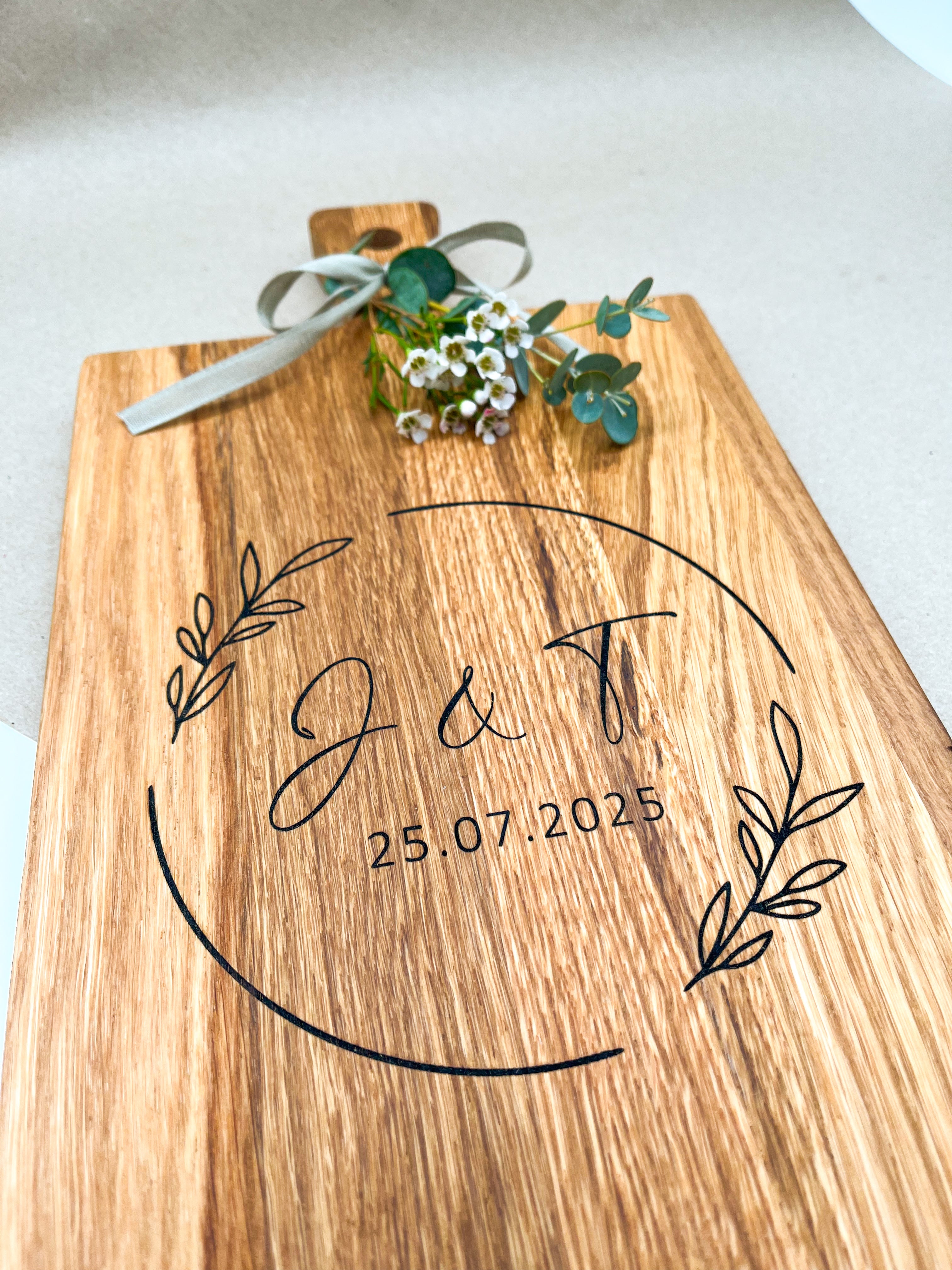 Holzbrett Schneidebrett personalisiert mit Initialen & Datum floral, Blumenkranz