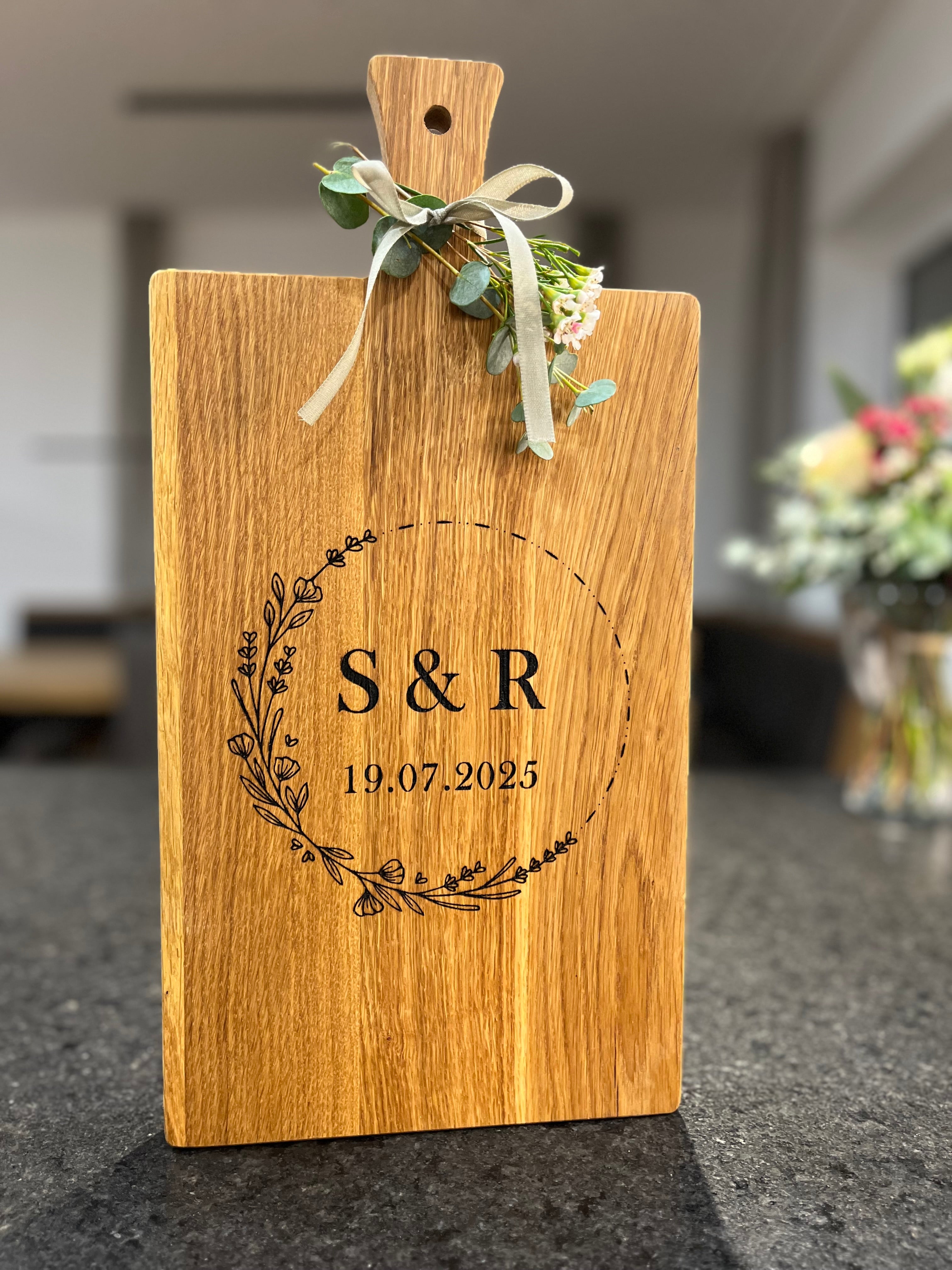 Holzbrett Schneidebrett personalisiert mit Initialen & Datum floral, Blumenkranz