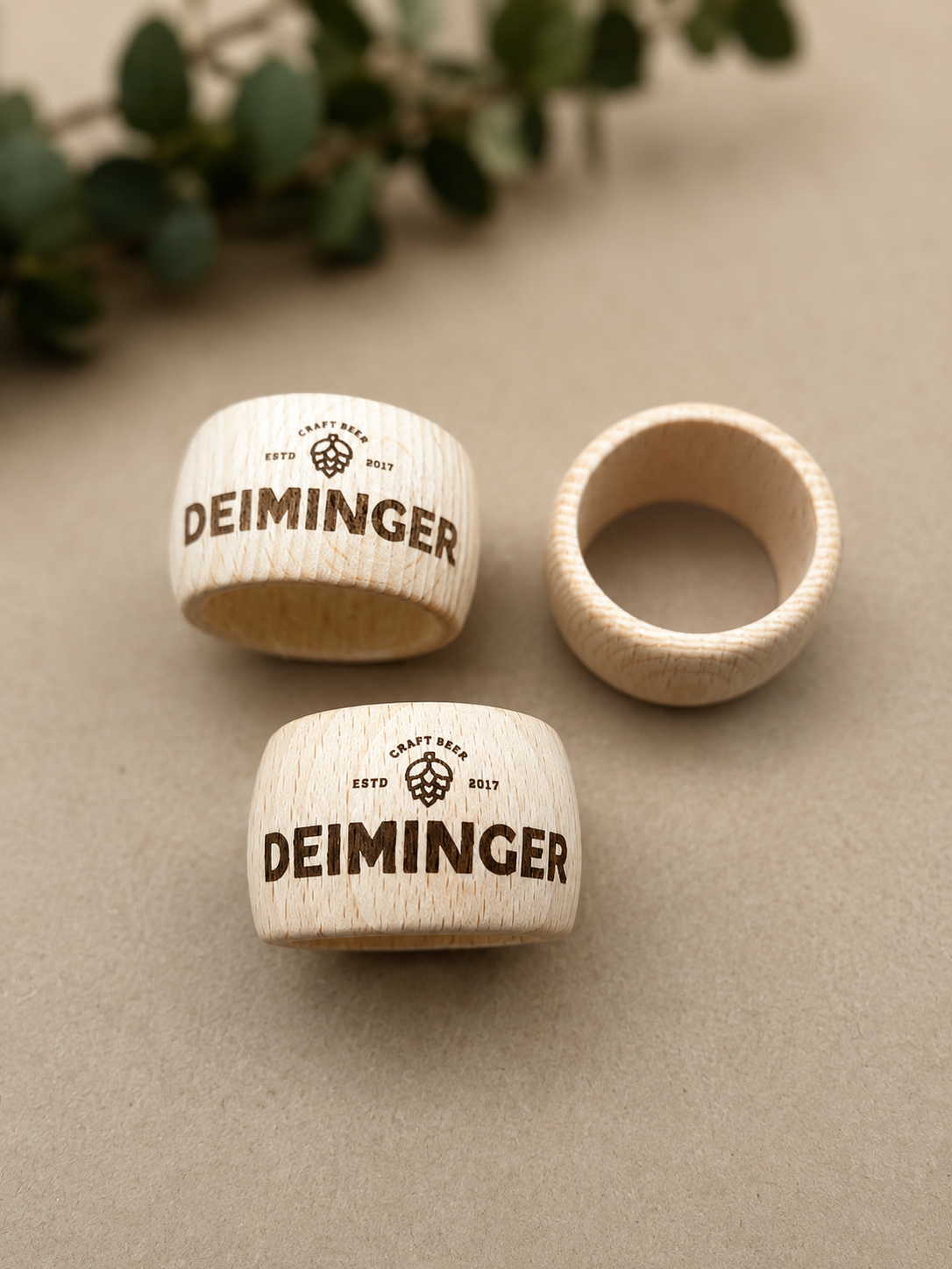 Serviettenringe aus Holz mit Firmenlogo – Personalisierte Tischdeko für Firmenfeiern & Events