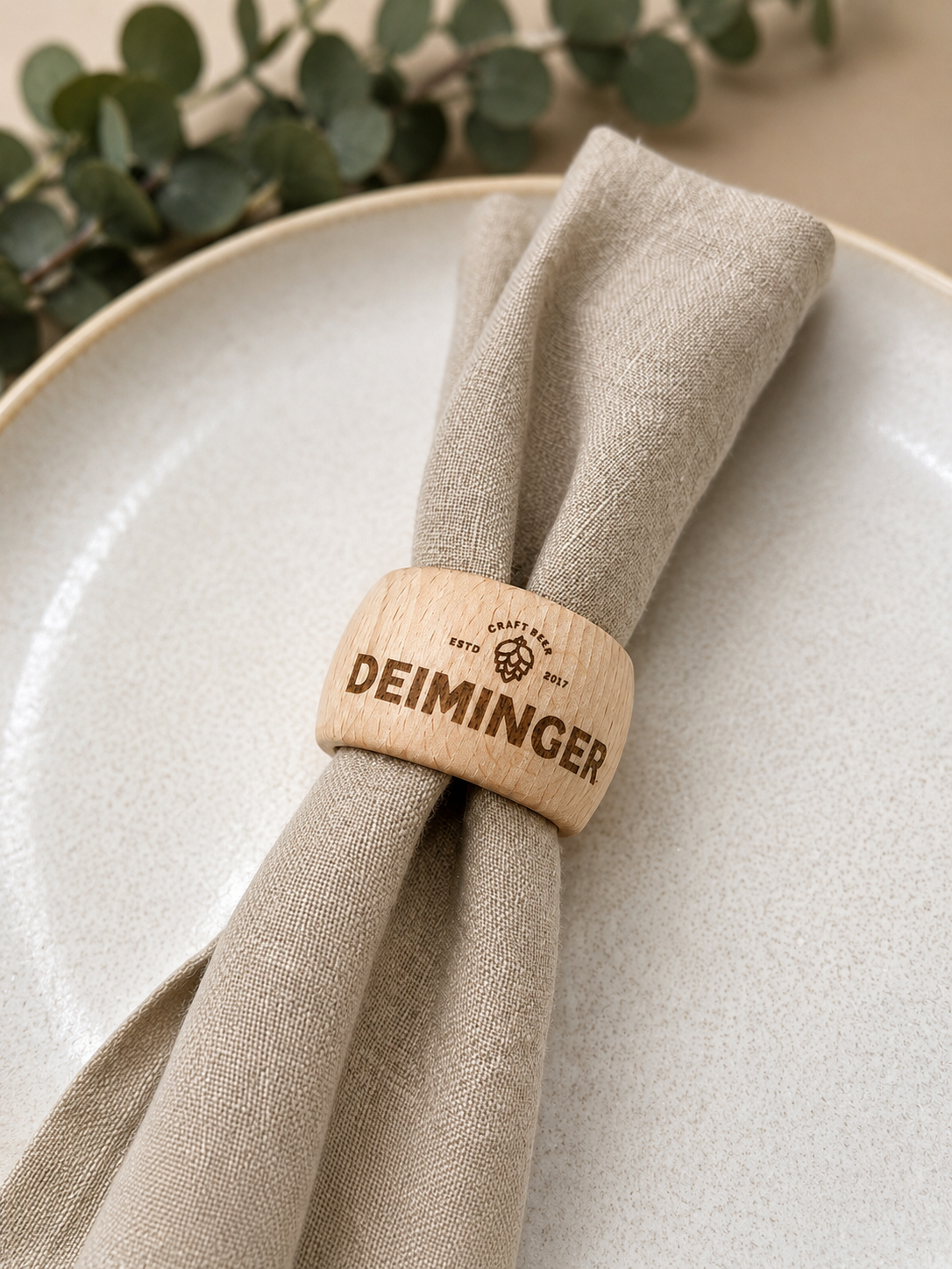 Serviettenringe aus Holz mit Firmenlogo – Personalisierte Tischdeko für Firmenfeiern & Events