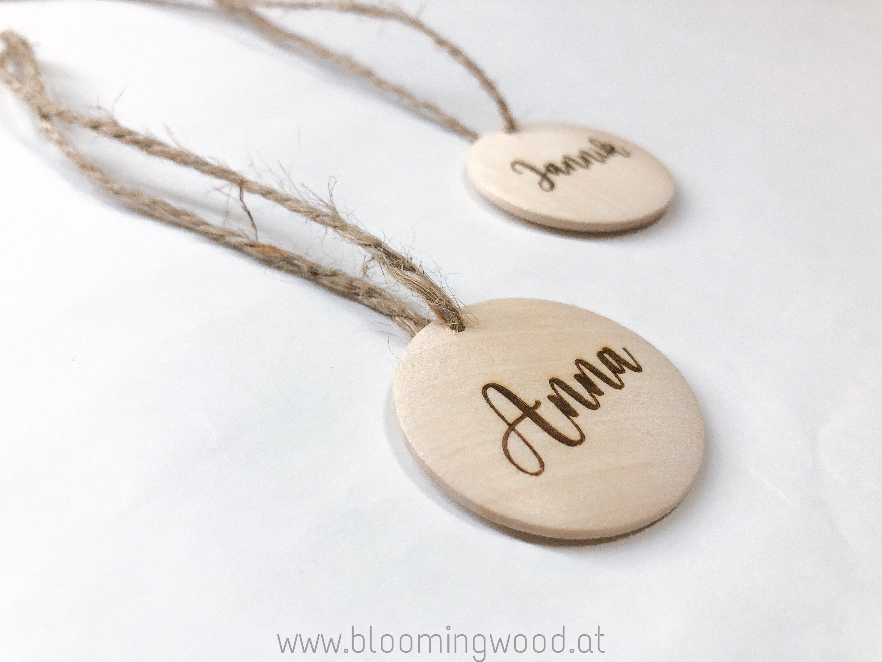 Pendant/place card personalized with name font calligraphy