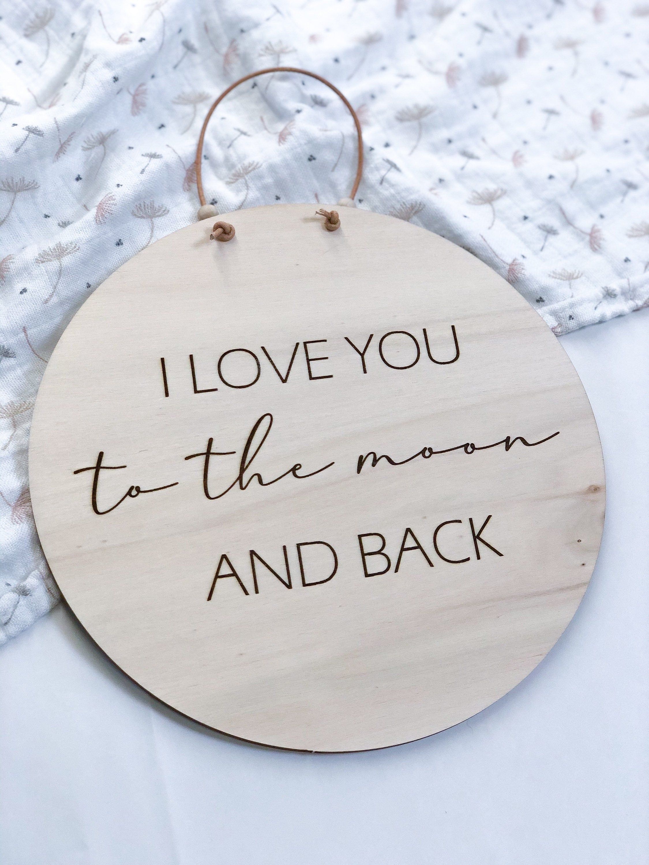 Holzschild Geschenk I love you to the moon and back