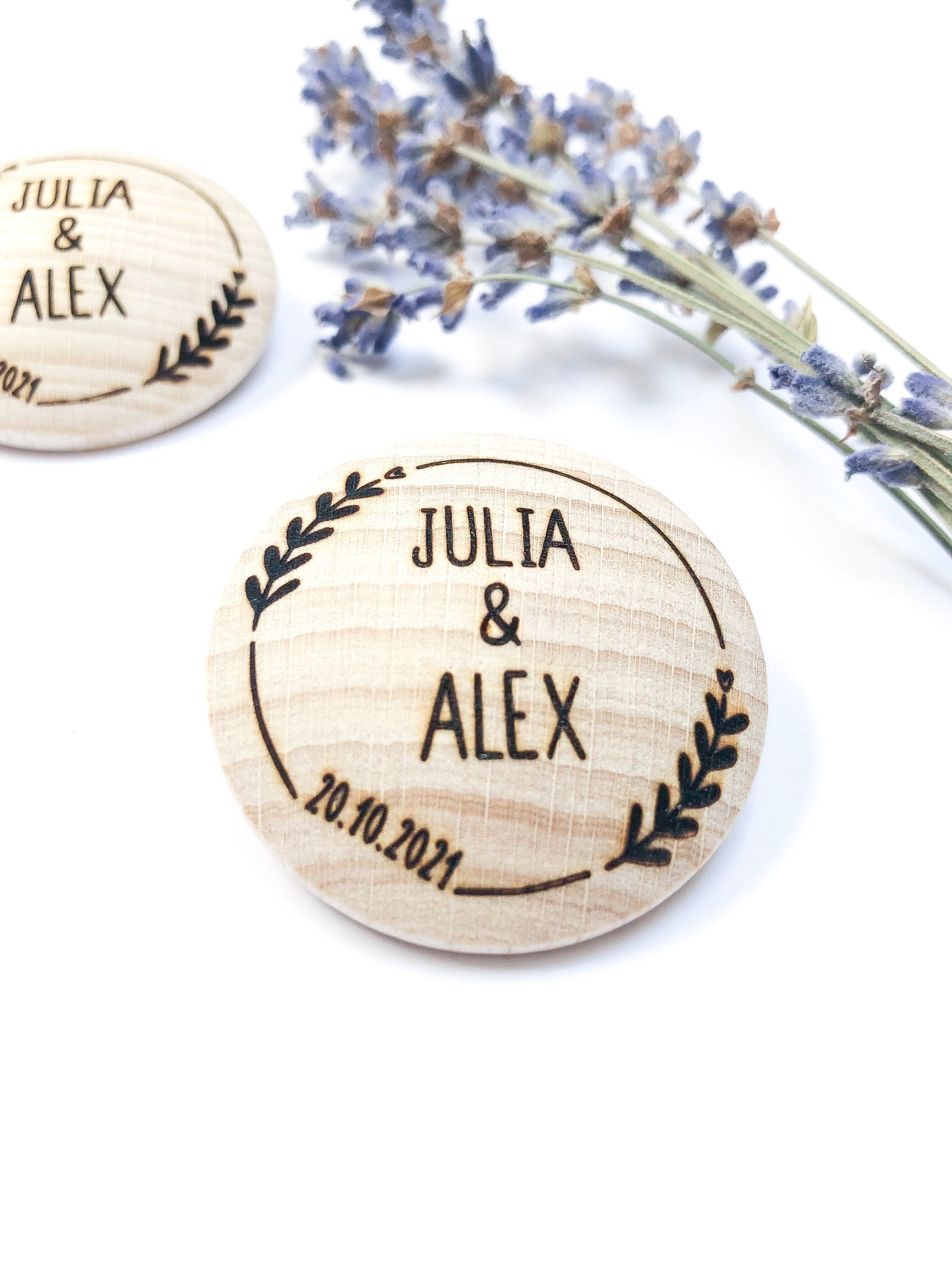 Anstecker Hochzeit für Gäste - rund aus Holz personalisiert für Gäste